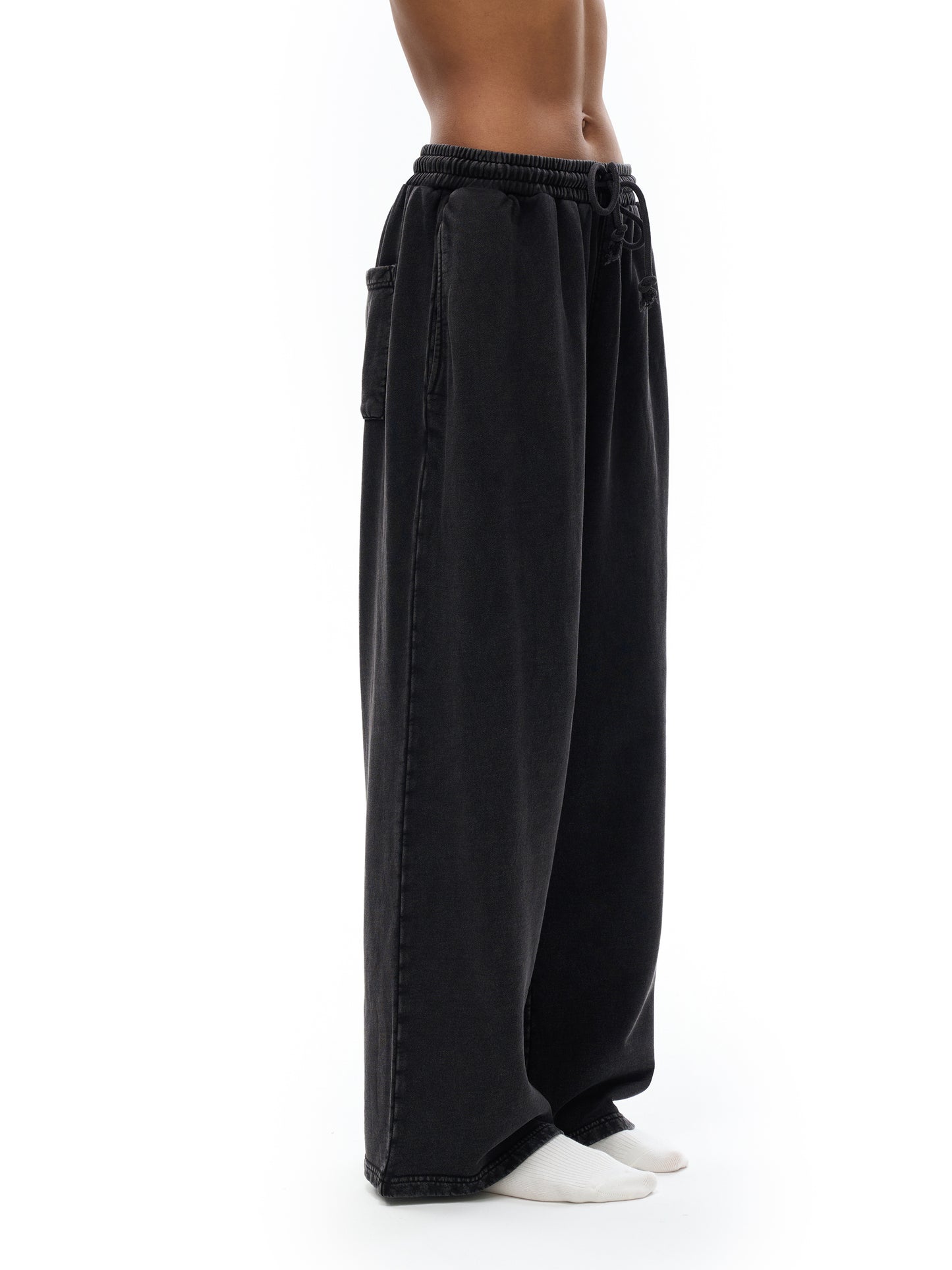Model styling VÉRON Le Mirage washed pants 6