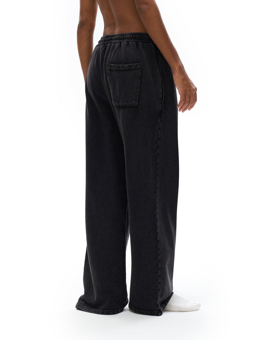 Model styling VÉRON Le Mirage washed pants 7