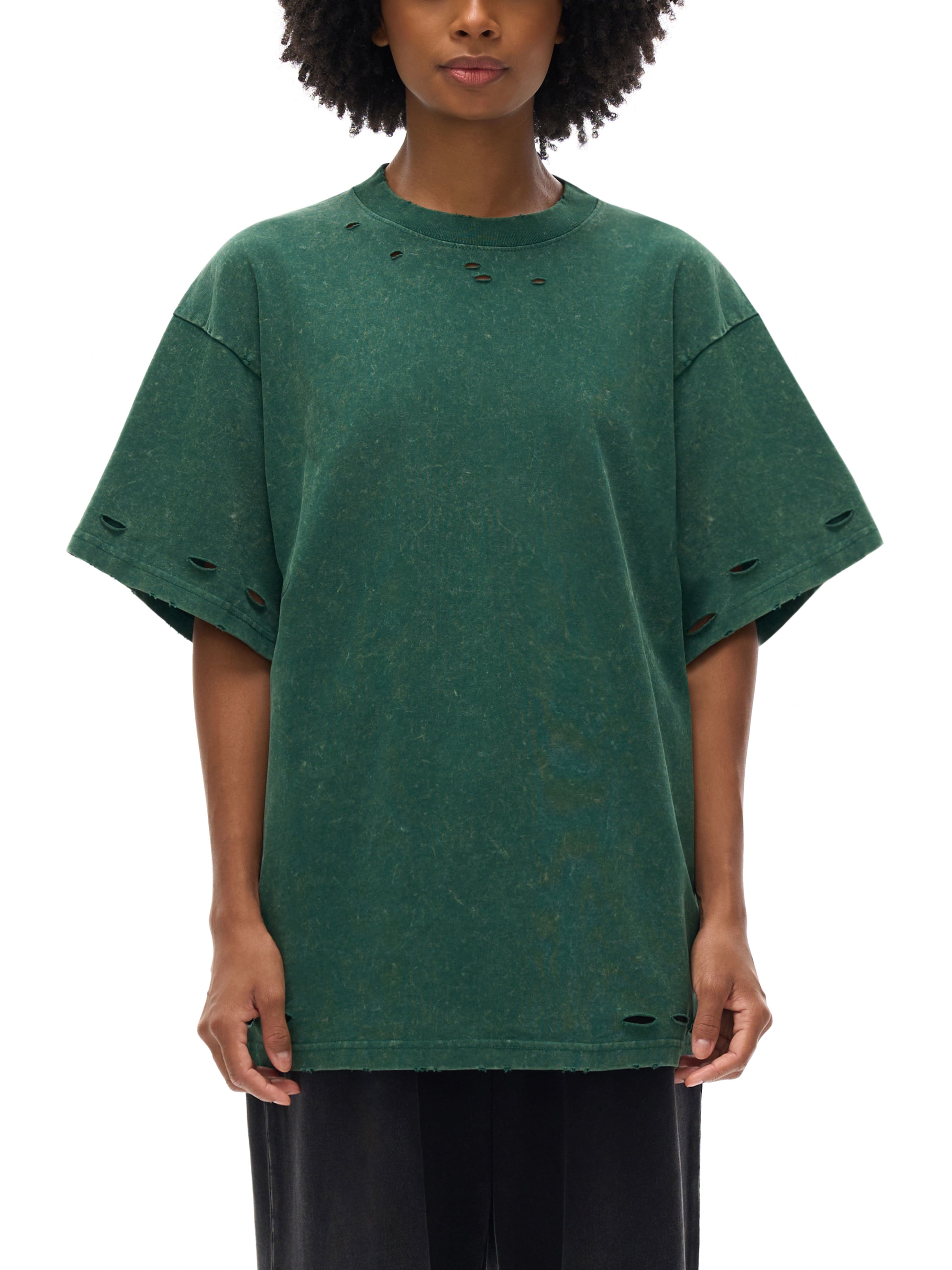 Model styling VÉRON Boulevard Saint-Jacques unisex T-shirt 6