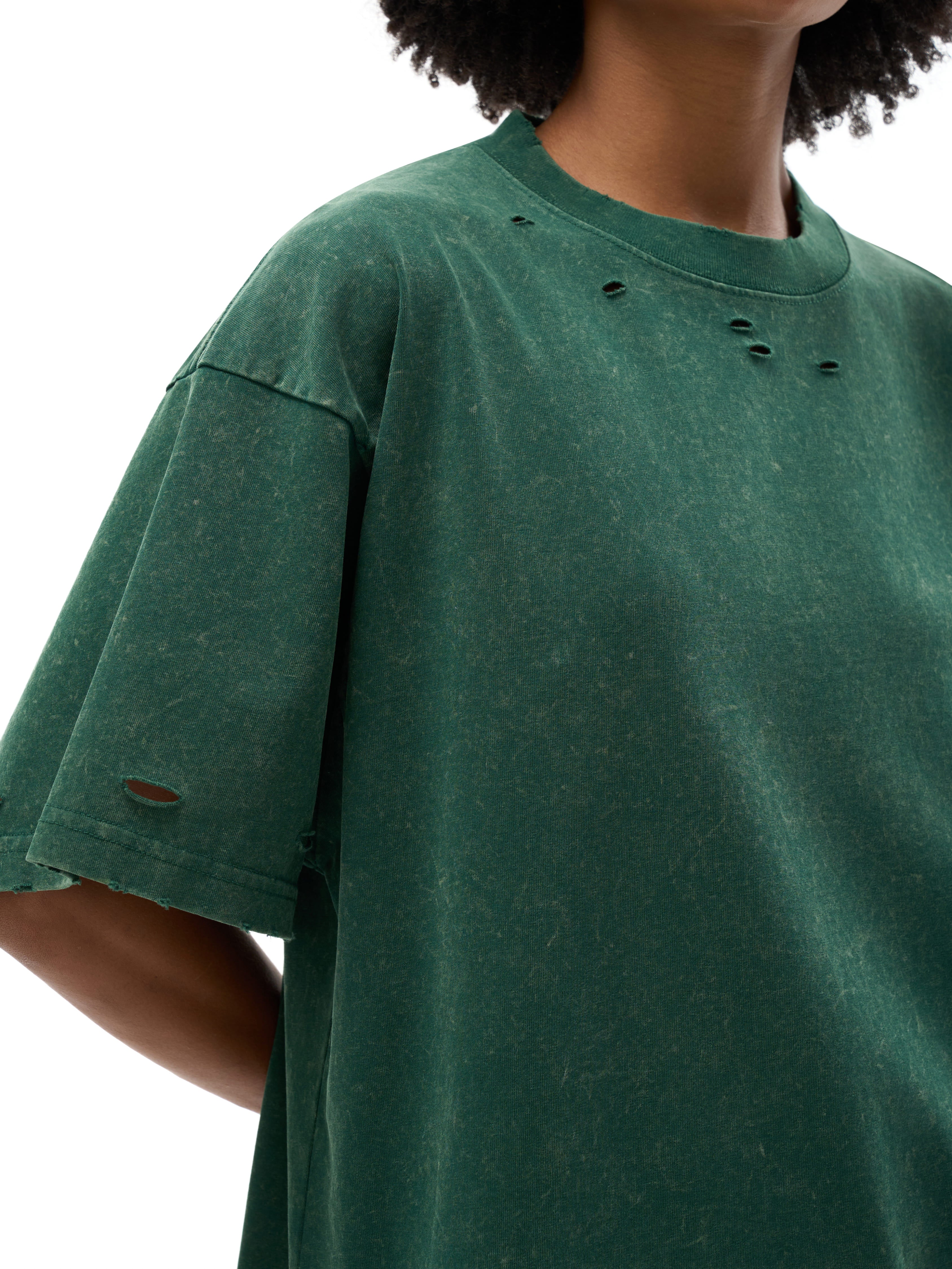 Model styling VÉRON Boulevard Saint-Jacques unisex T-shirt 10