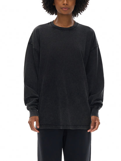 Model wearing VÉRON oversized streetwear shirt in Parisian style 5