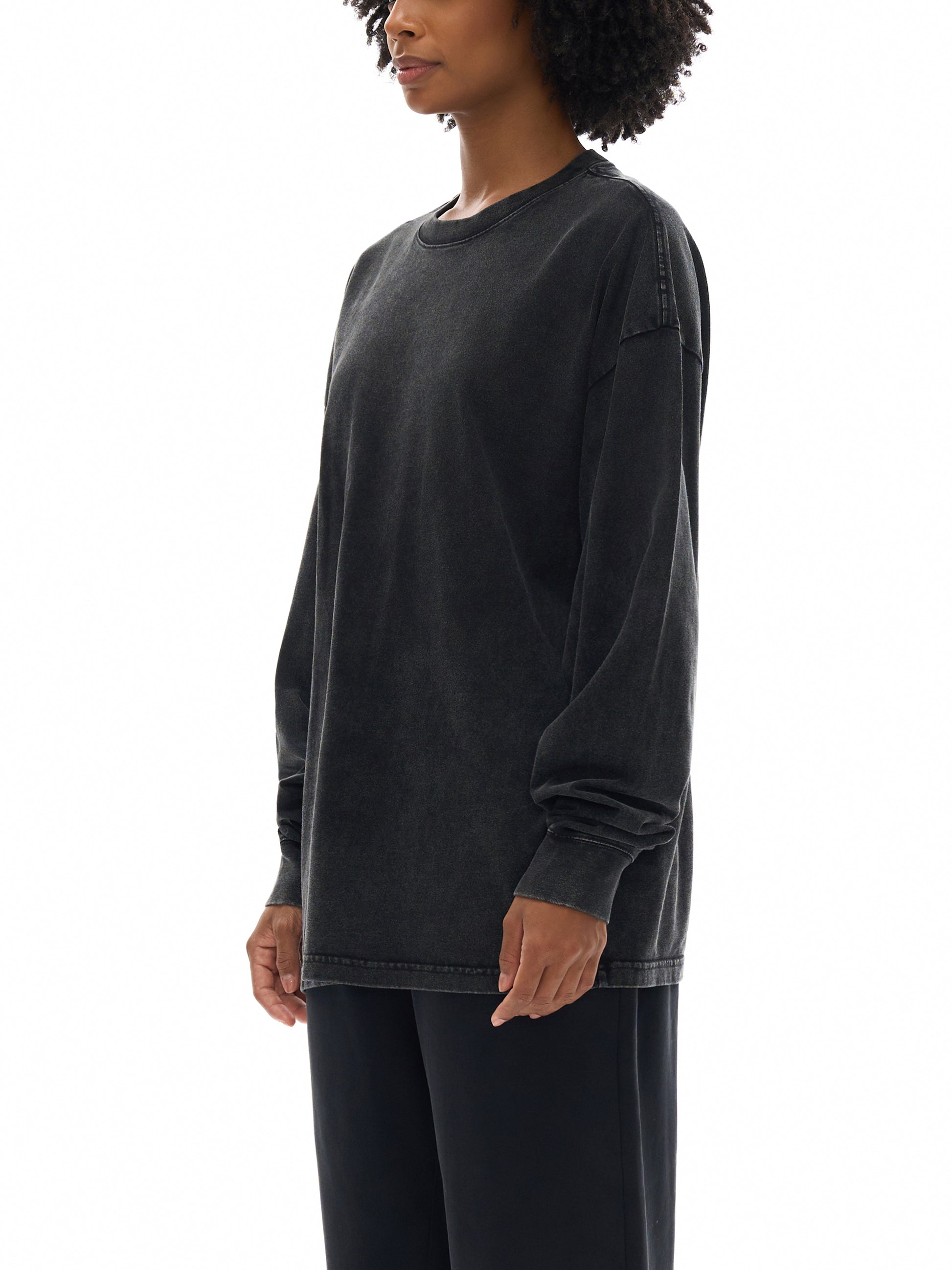 Model wearing VÉRON oversized streetwear shirt in Parisian style 8