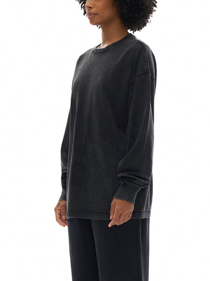 Model wearing VÉRON oversized streetwear shirt in Parisian style 8