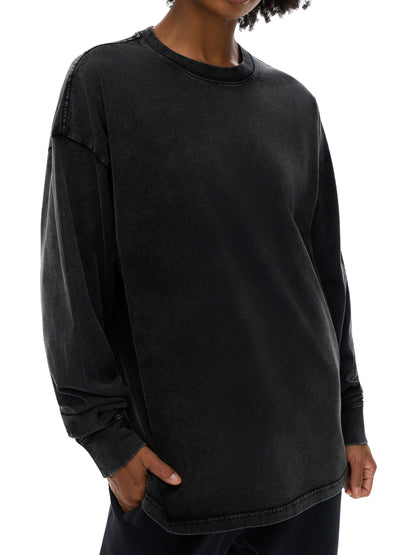 Model wearing VÉRON oversized streetwear shirt in Parisian style 6