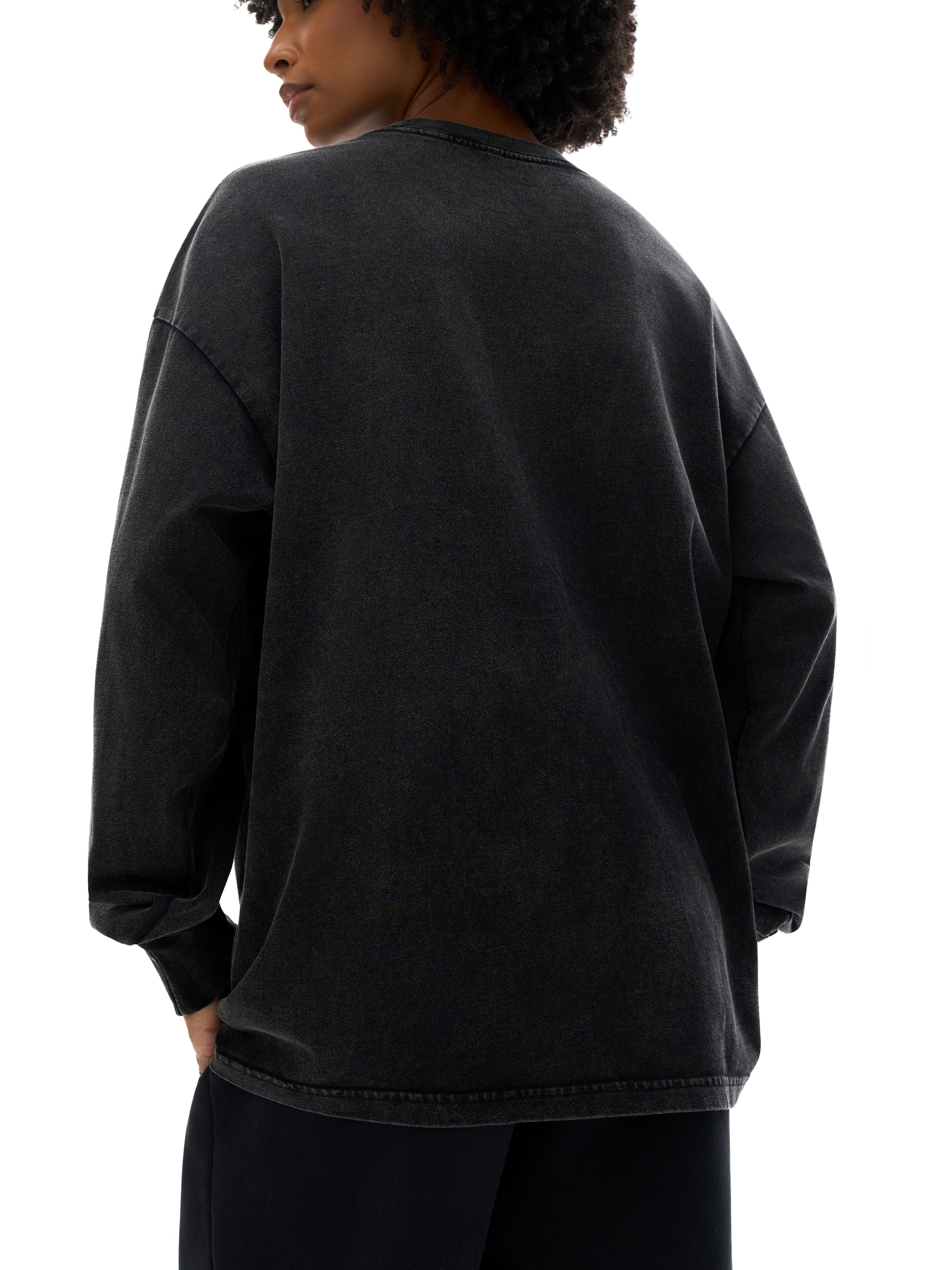 Model wearing VÉRON oversized streetwear shirt in Parisian style 7