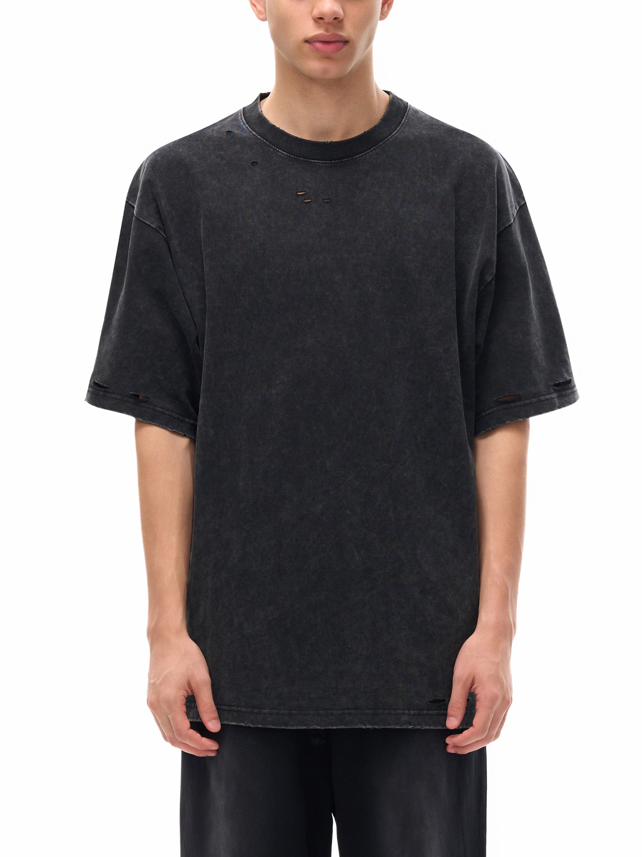 Model styling VÉRON Boulevard Saint-Jacques unisex T-shirt 2