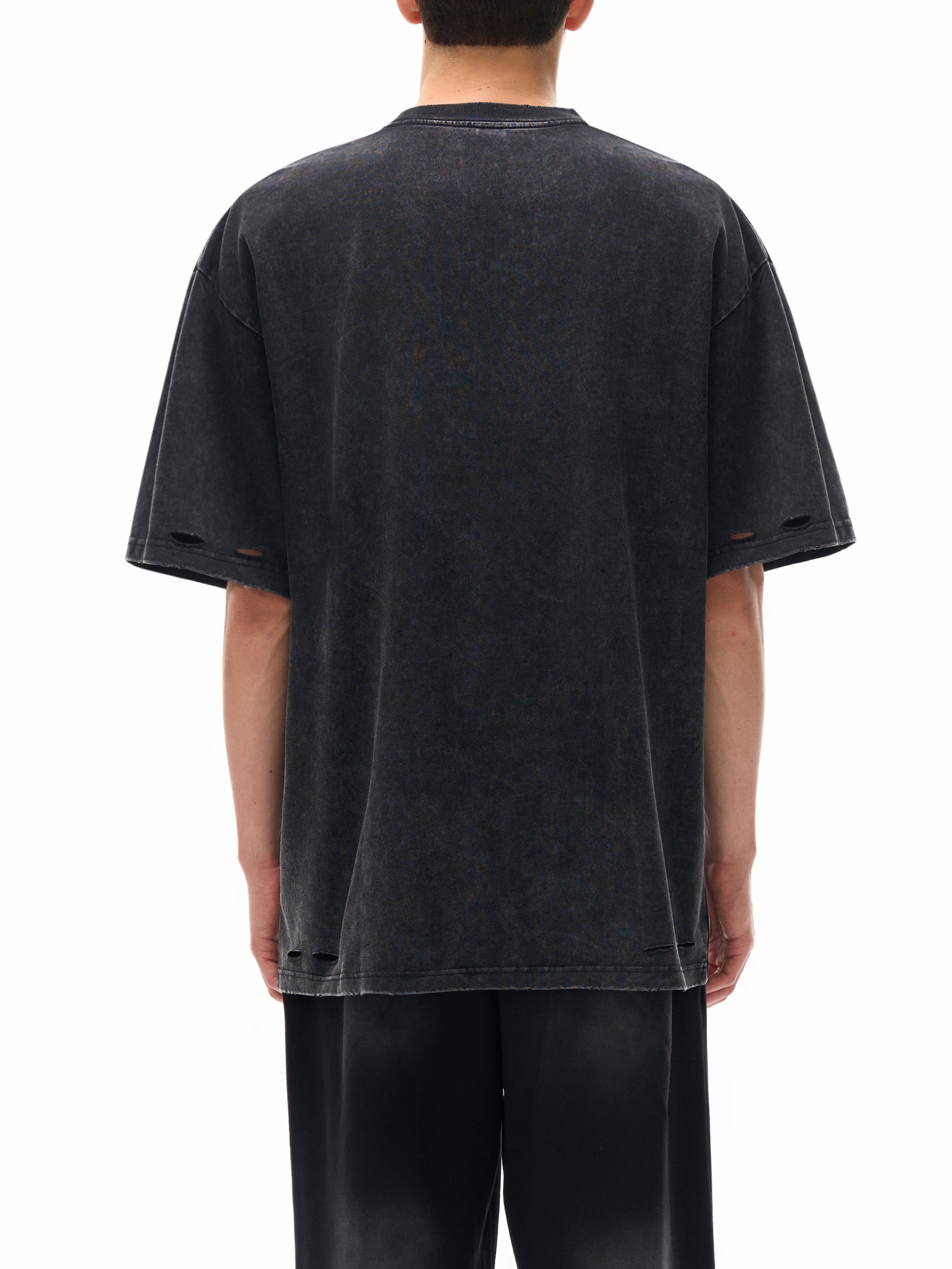 Model styling VÉRON Boulevard Saint-Jacques unisex T-shirt 3