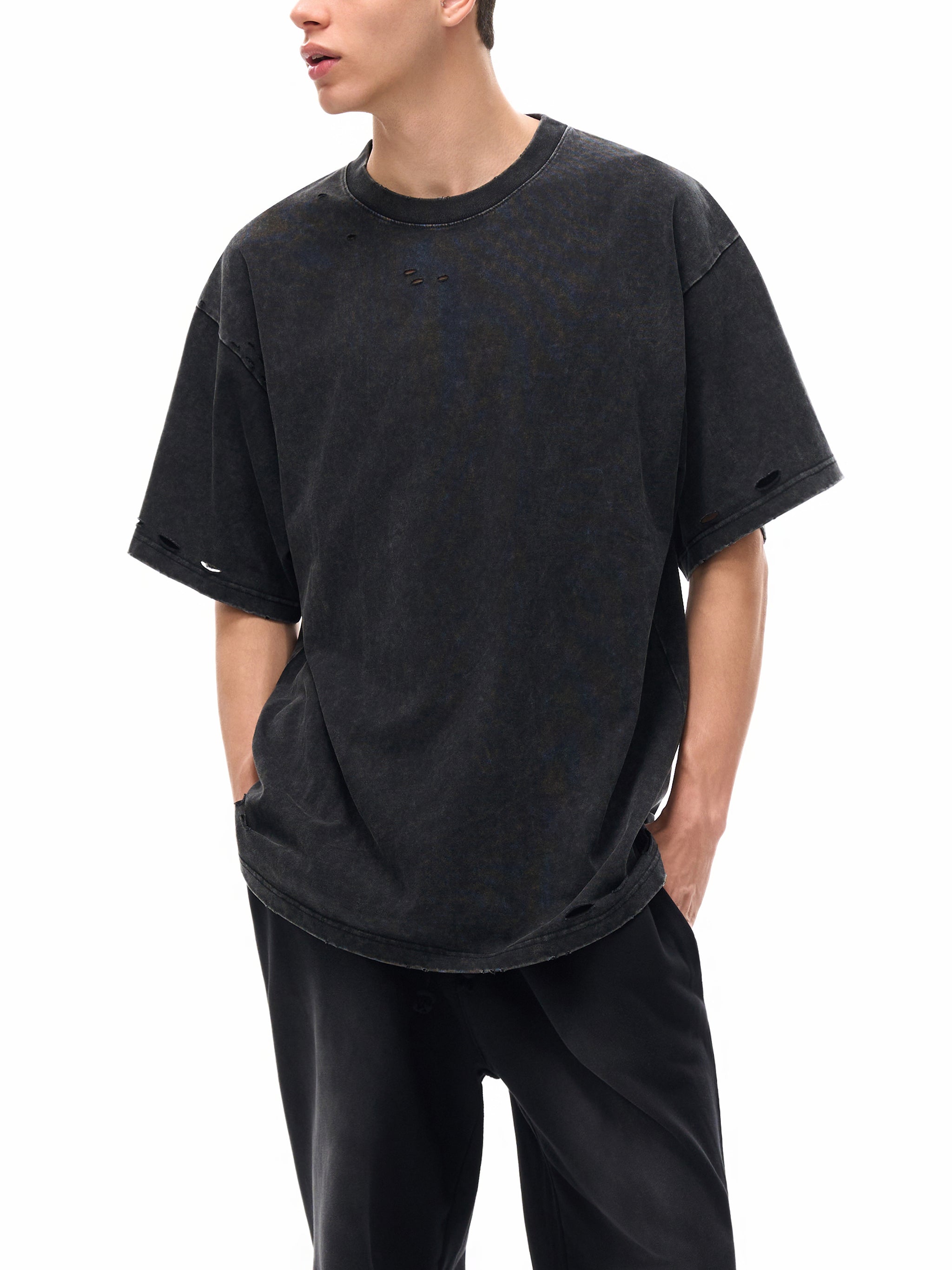 Model styling VÉRON Boulevard Saint-Jacques unisex T-shirt 1