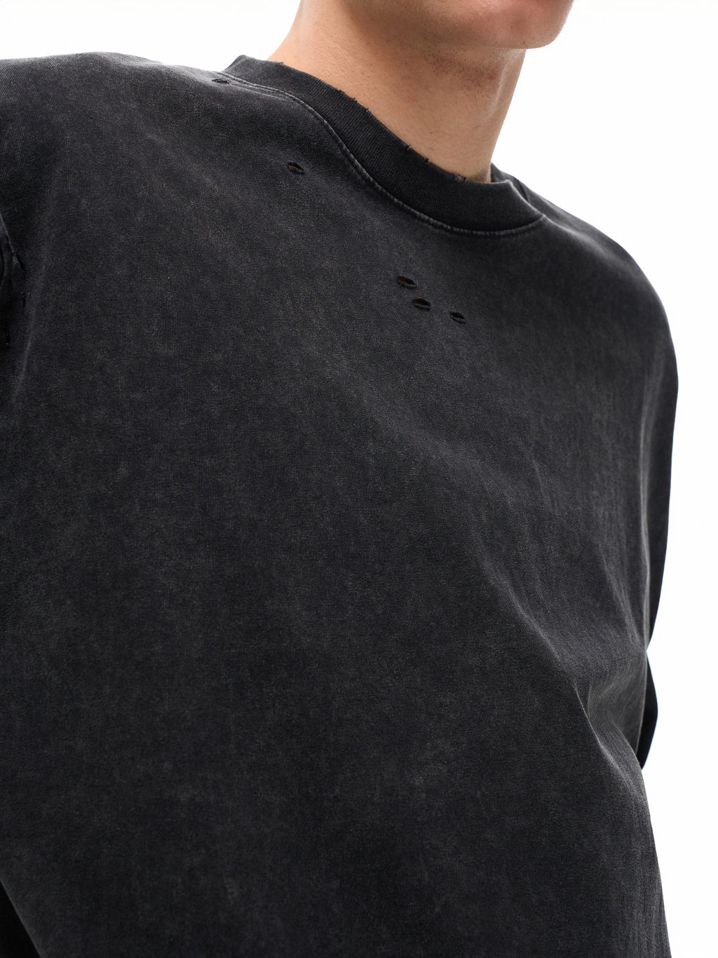 Model styling VÉRON Boulevard Saint-Jacques unisex T-shirt 5