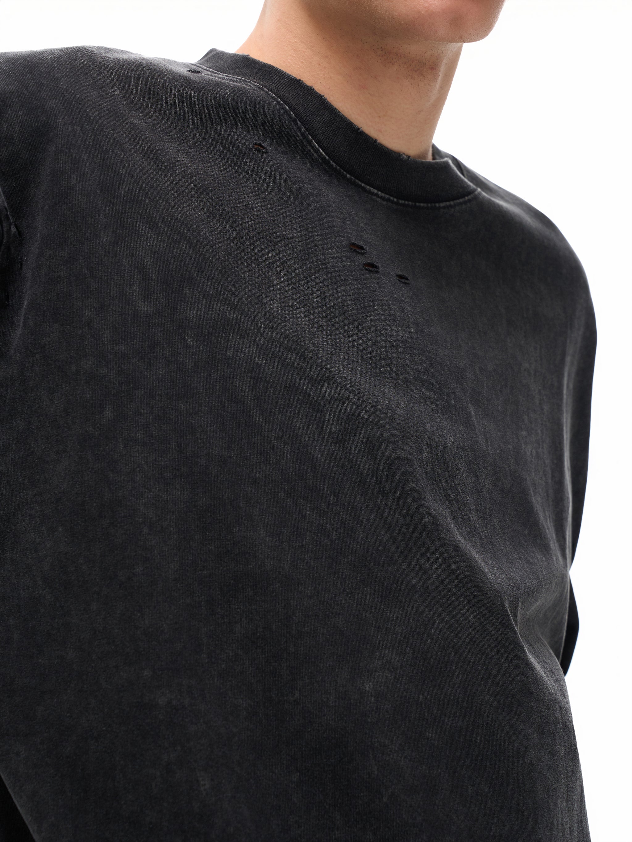 Model styling VÉRON Boulevard Saint-Jacques unisex T-shirt 5