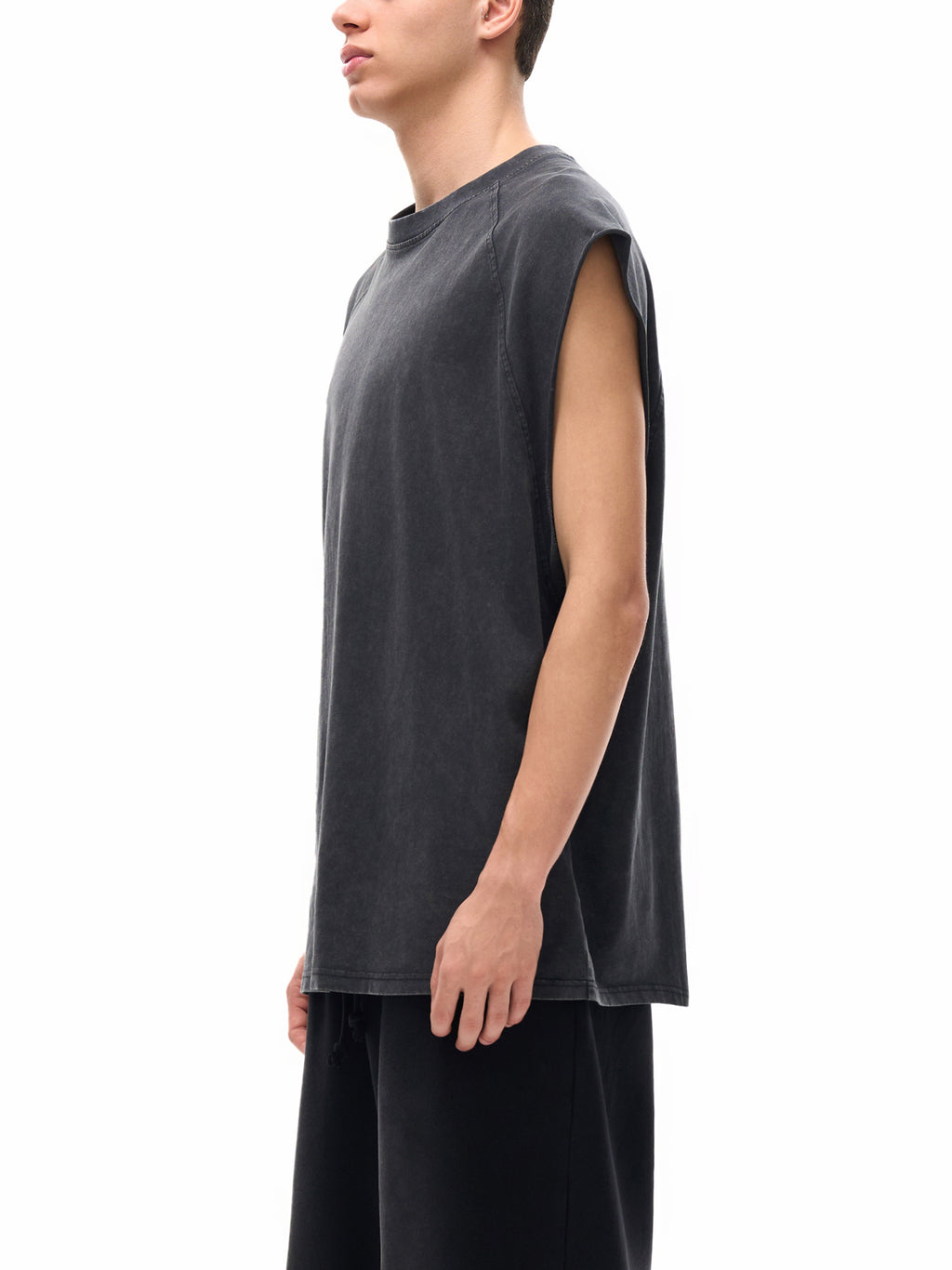 Model wearing VÉRON premium vintage washed tank top 3