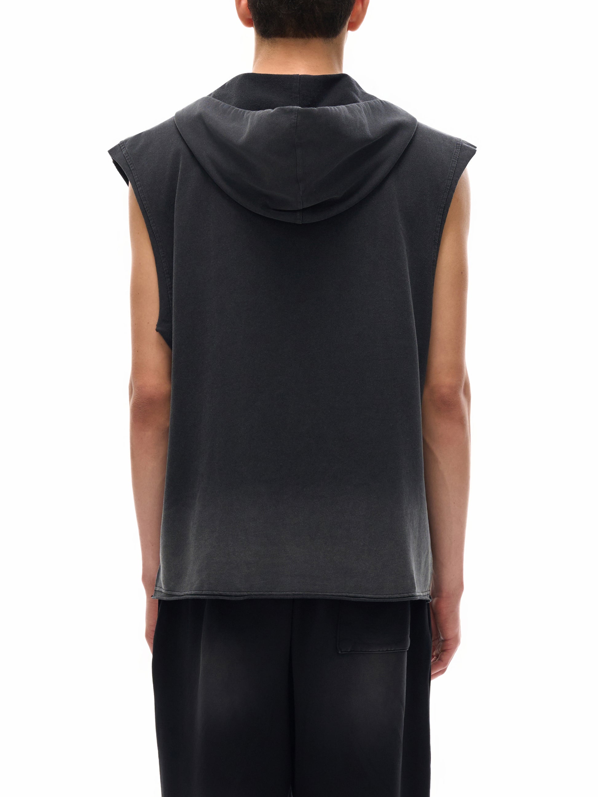 Model styling VÉRON Boulevard de Minuit vintage streetwear tank 2
