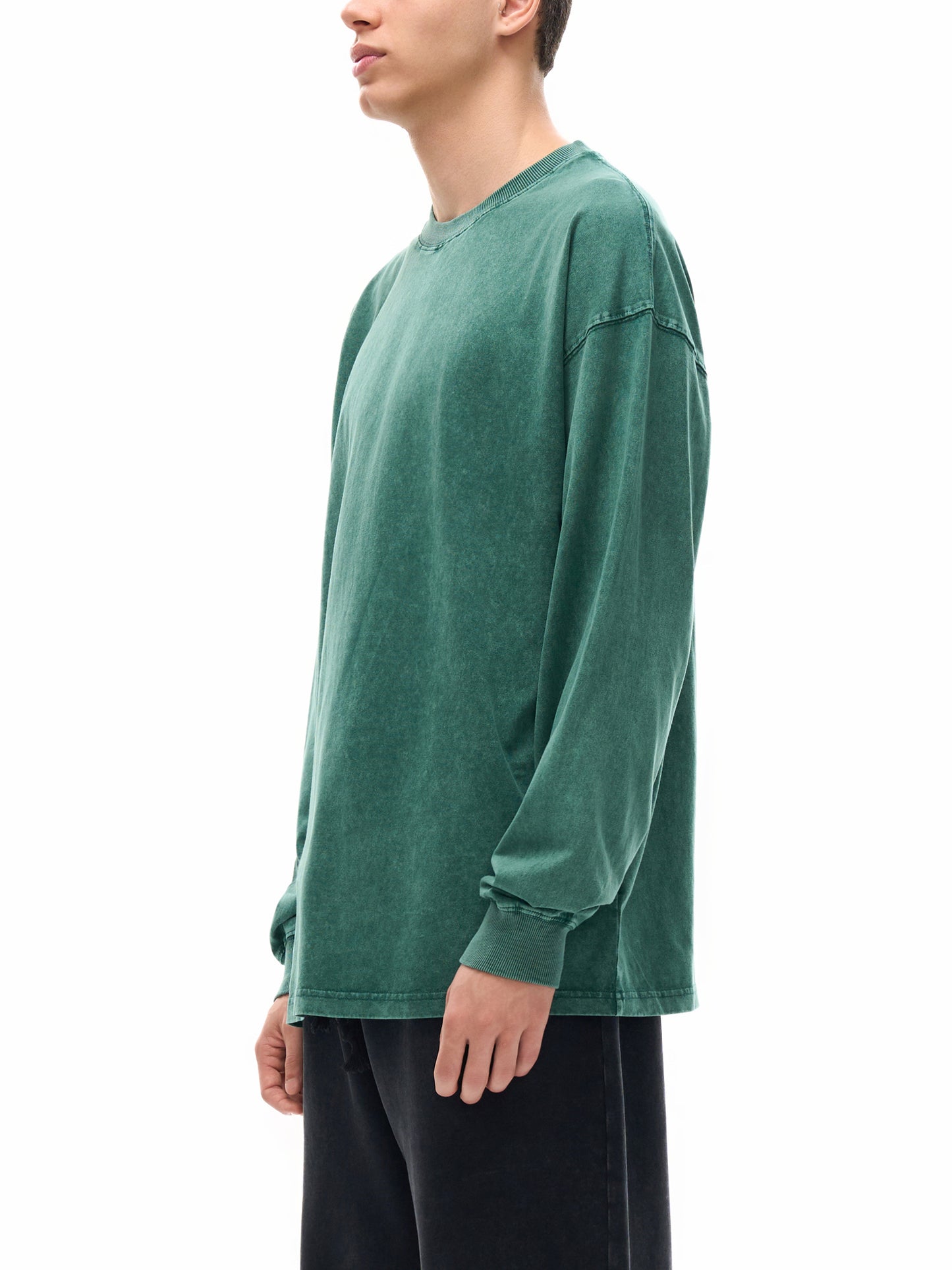 Model wearing VÉRON oversized streetwear shirt in Parisian style 4