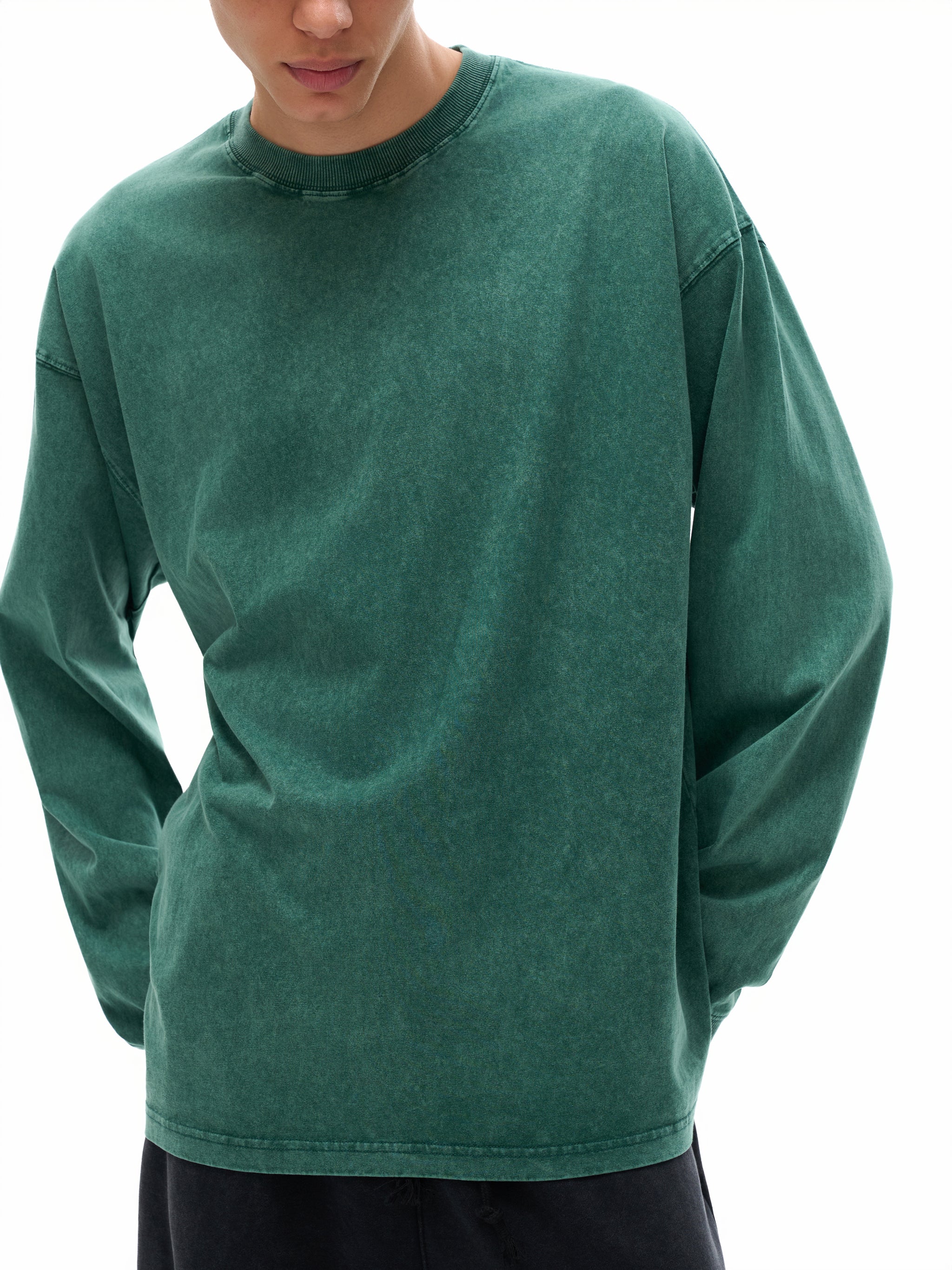 Model wearing VÉRON oversized streetwear shirt in Parisian style 1