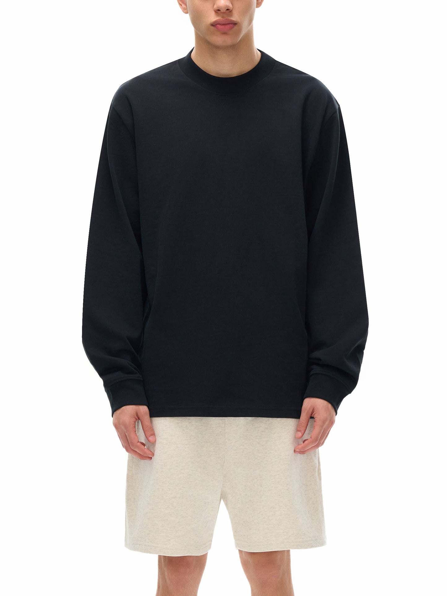 Model styling VÉRON Quai d’Orsay long sleeve with streetwear look 3