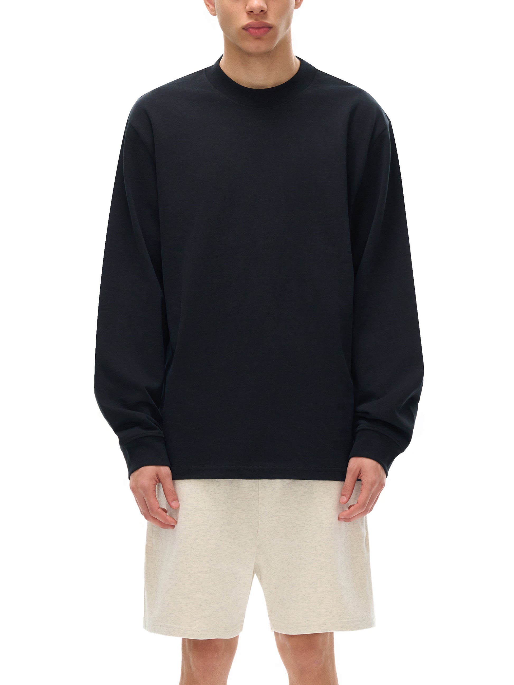 Model styling VÉRON Quai d’Orsay long sleeve with streetwear look 3
