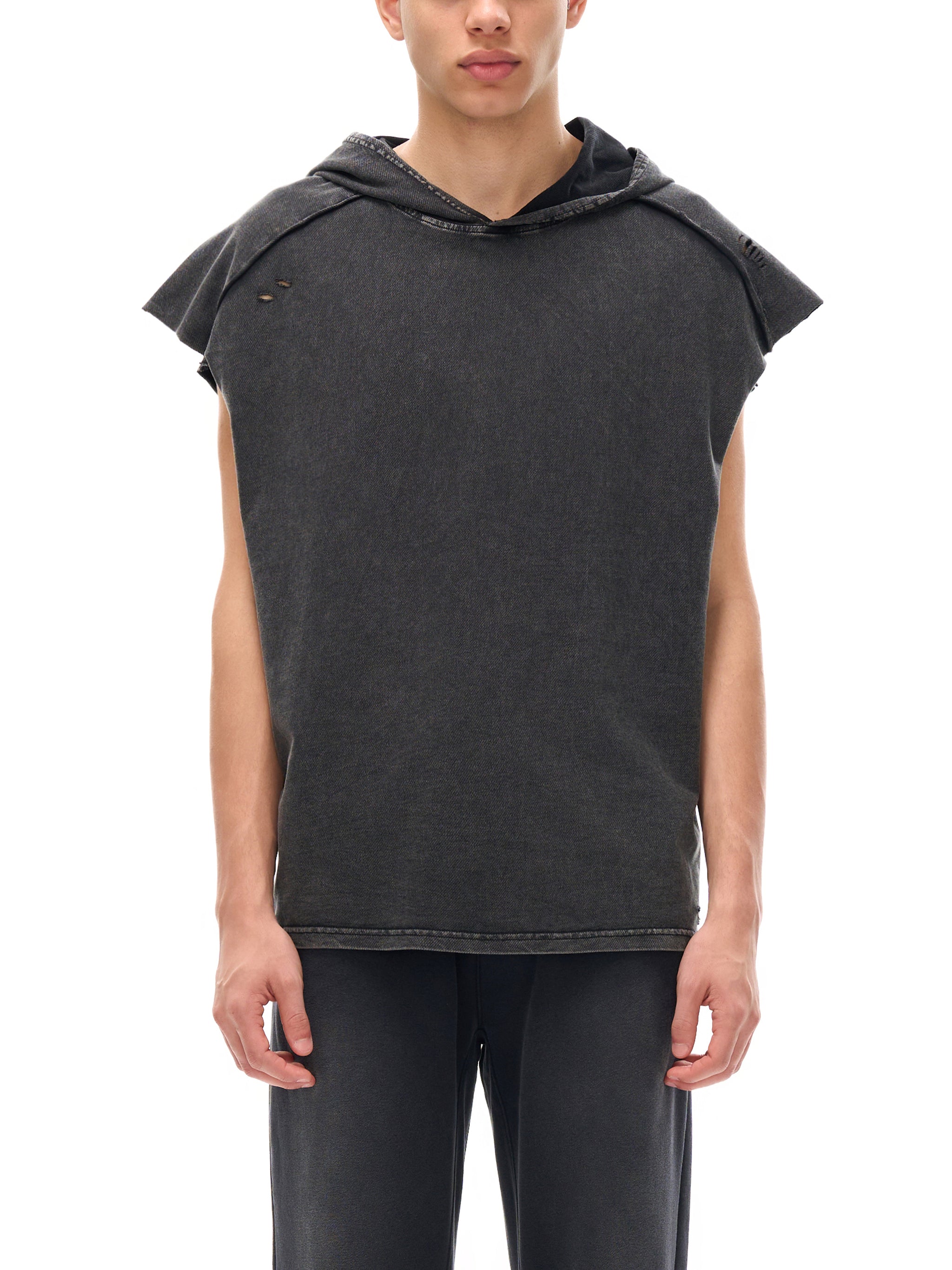 Model styling VÉRON Boulevard des Grâces hoodie tank top