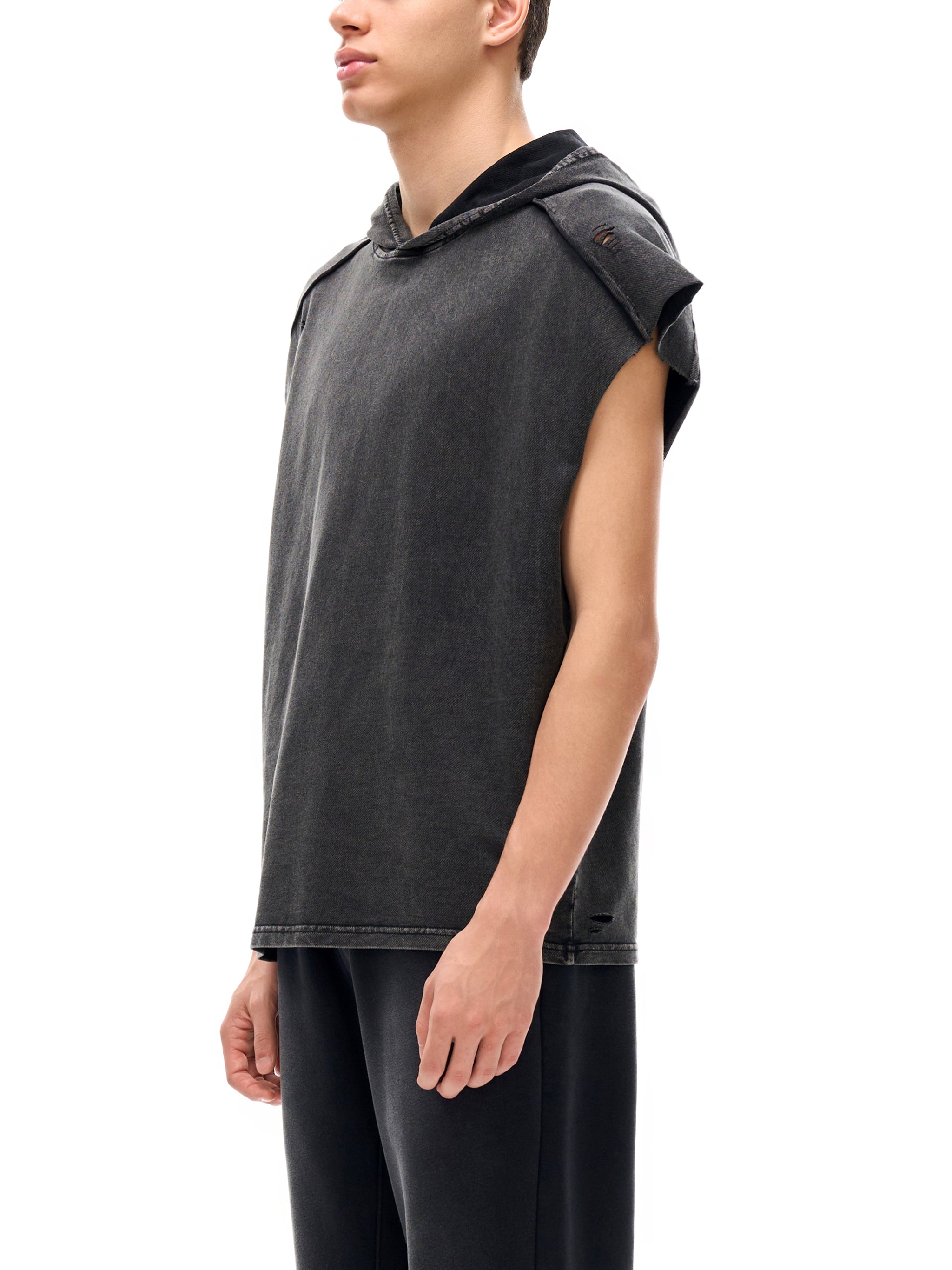 Model styling VÉRON Boulevard des Grâces hoodie tank top 2