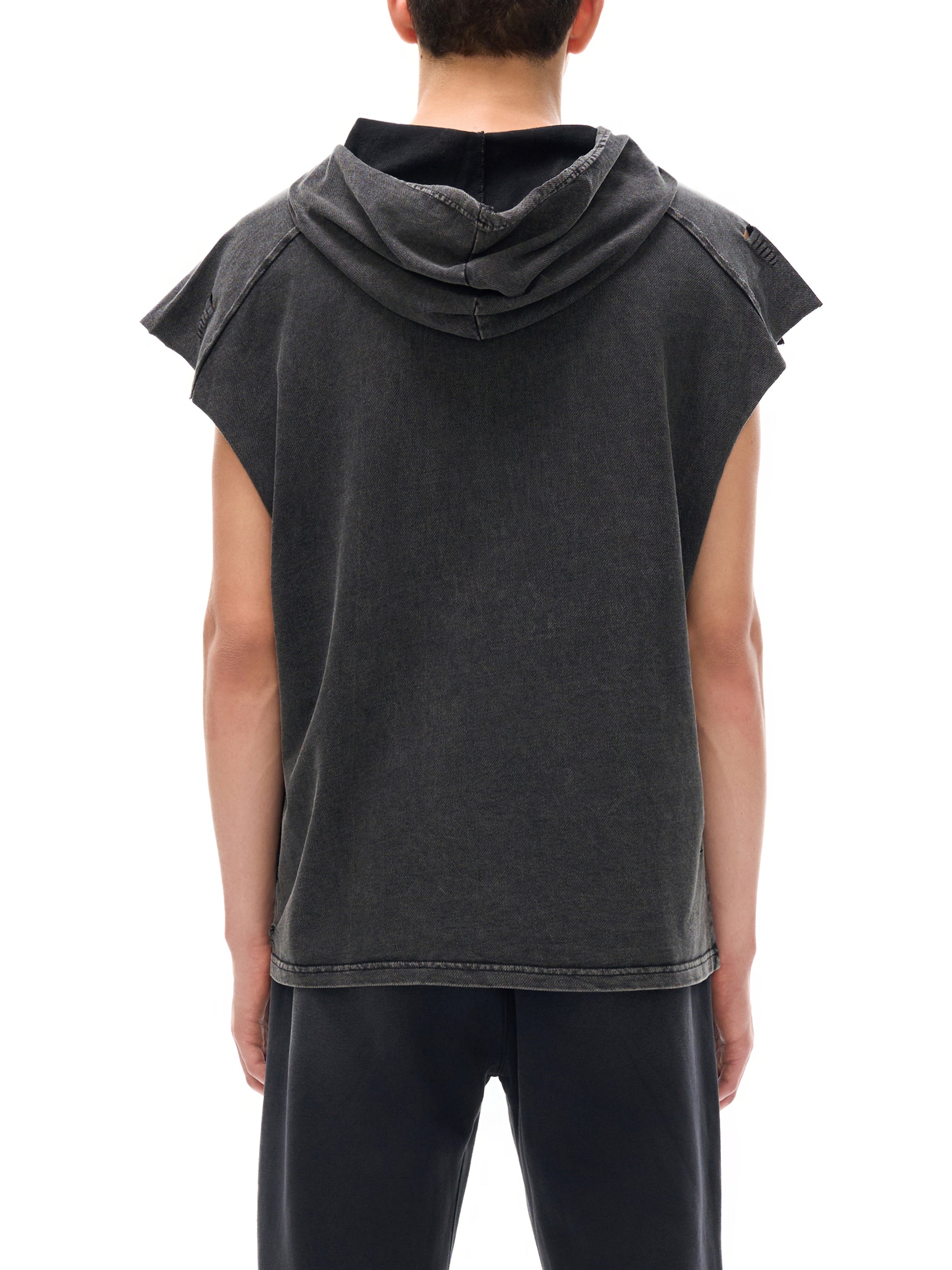 Model styling VÉRON Boulevard des Grâces hoodie tank top 3