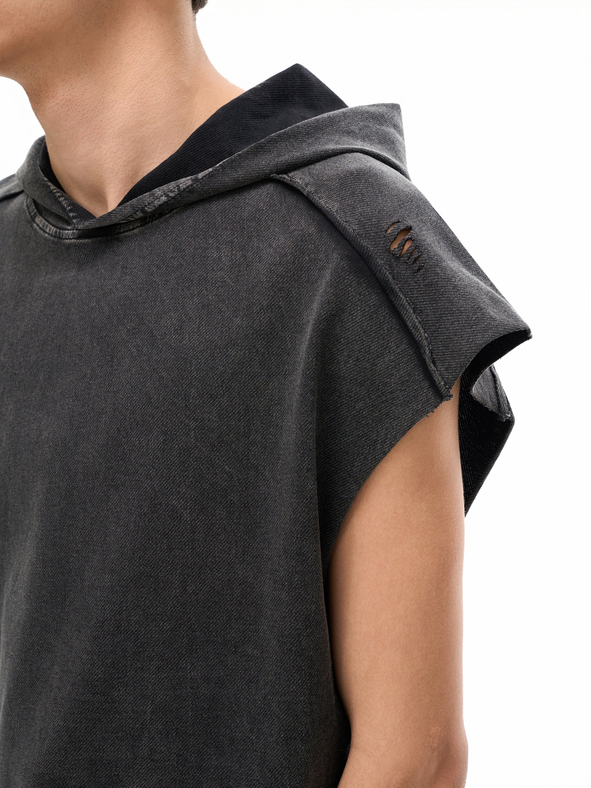 Model styling VÉRON Boulevard des Grâces hoodie tank top 5