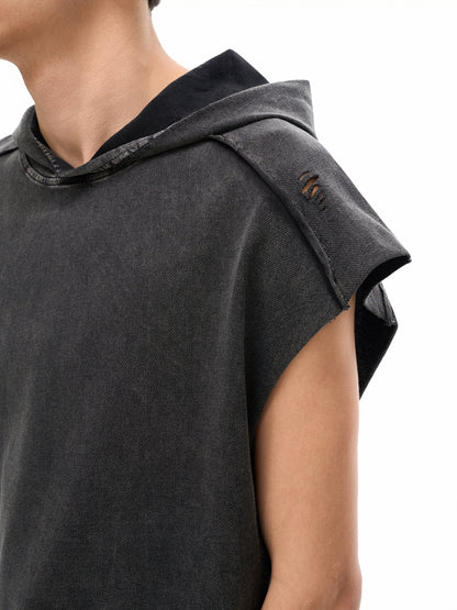 Model styling VÉRON Boulevard des Grâces hoodie tank top 5