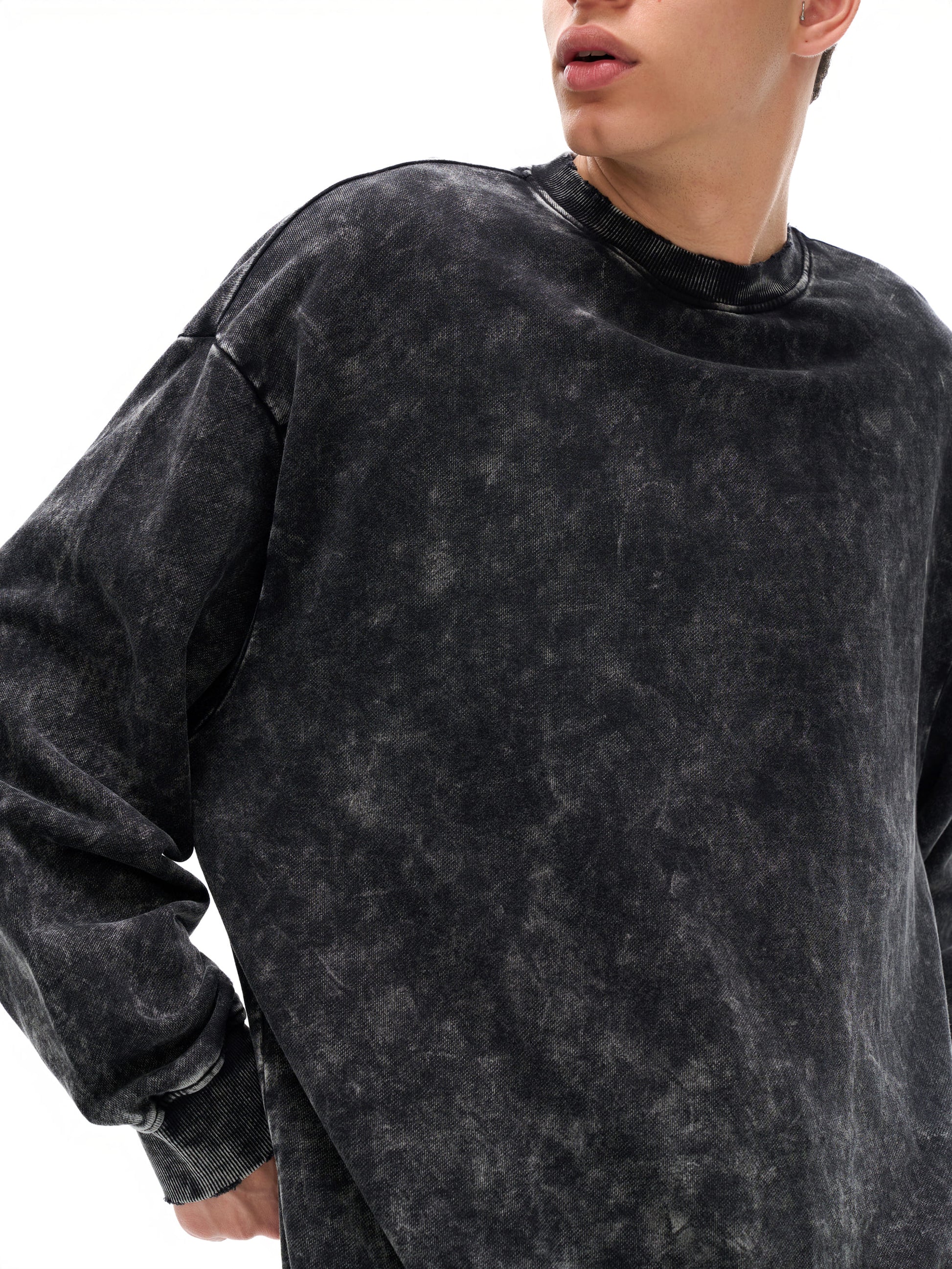 VÉRON Cristal Noir Washed Sweatshirt front view in vintage black 4