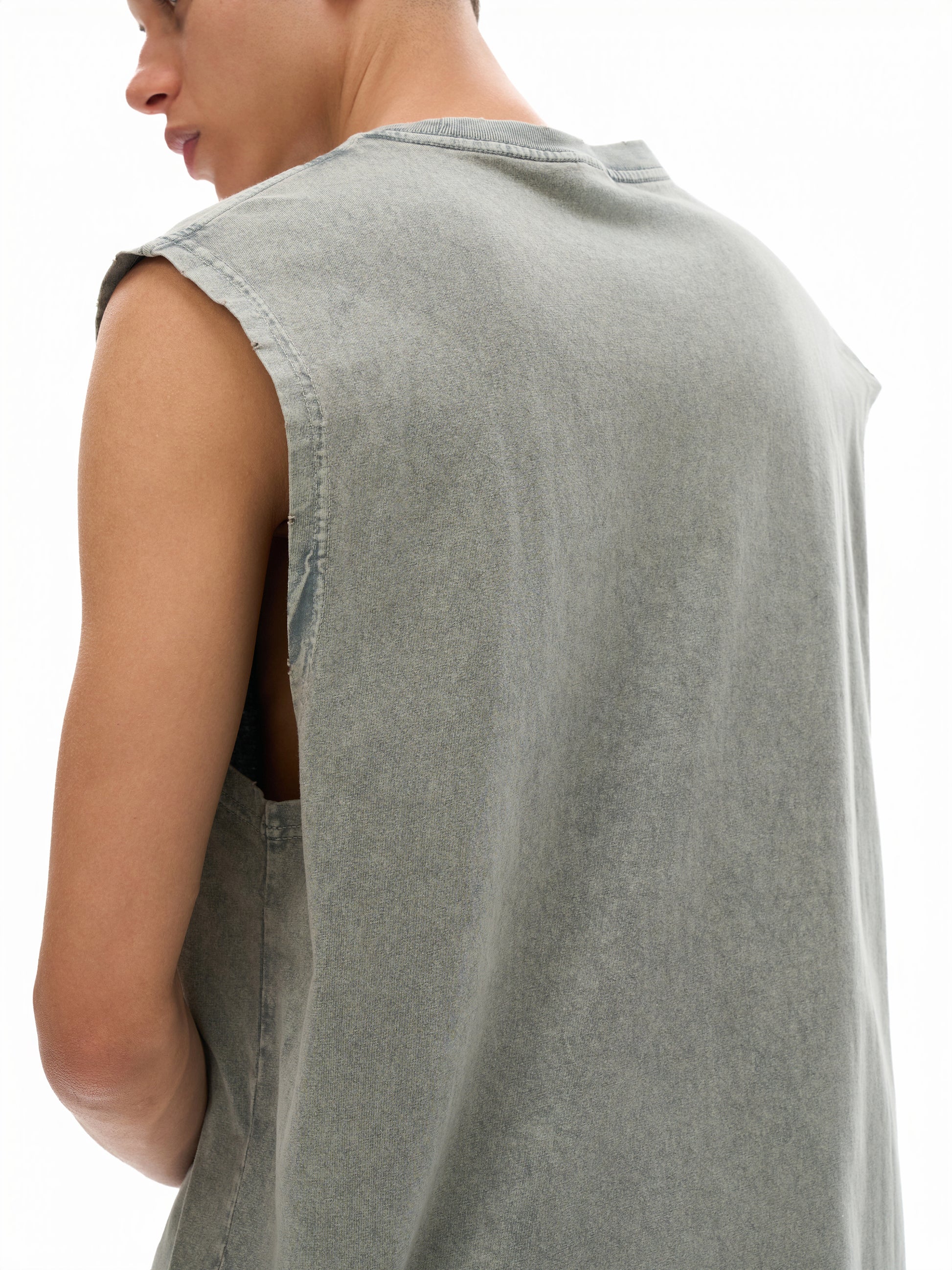 Model wearing VÉRON premium washed tank top in vintage style 2