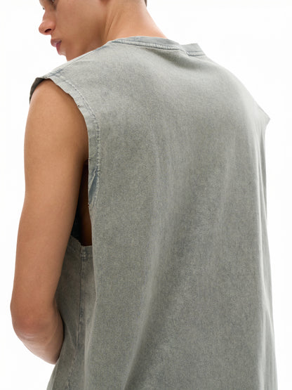 Model wearing VÉRON premium washed tank top in vintage style 2
