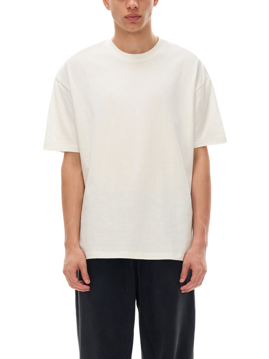 Model styling VÉRON Street Legal T-shirt in urban streetwear outfit 1