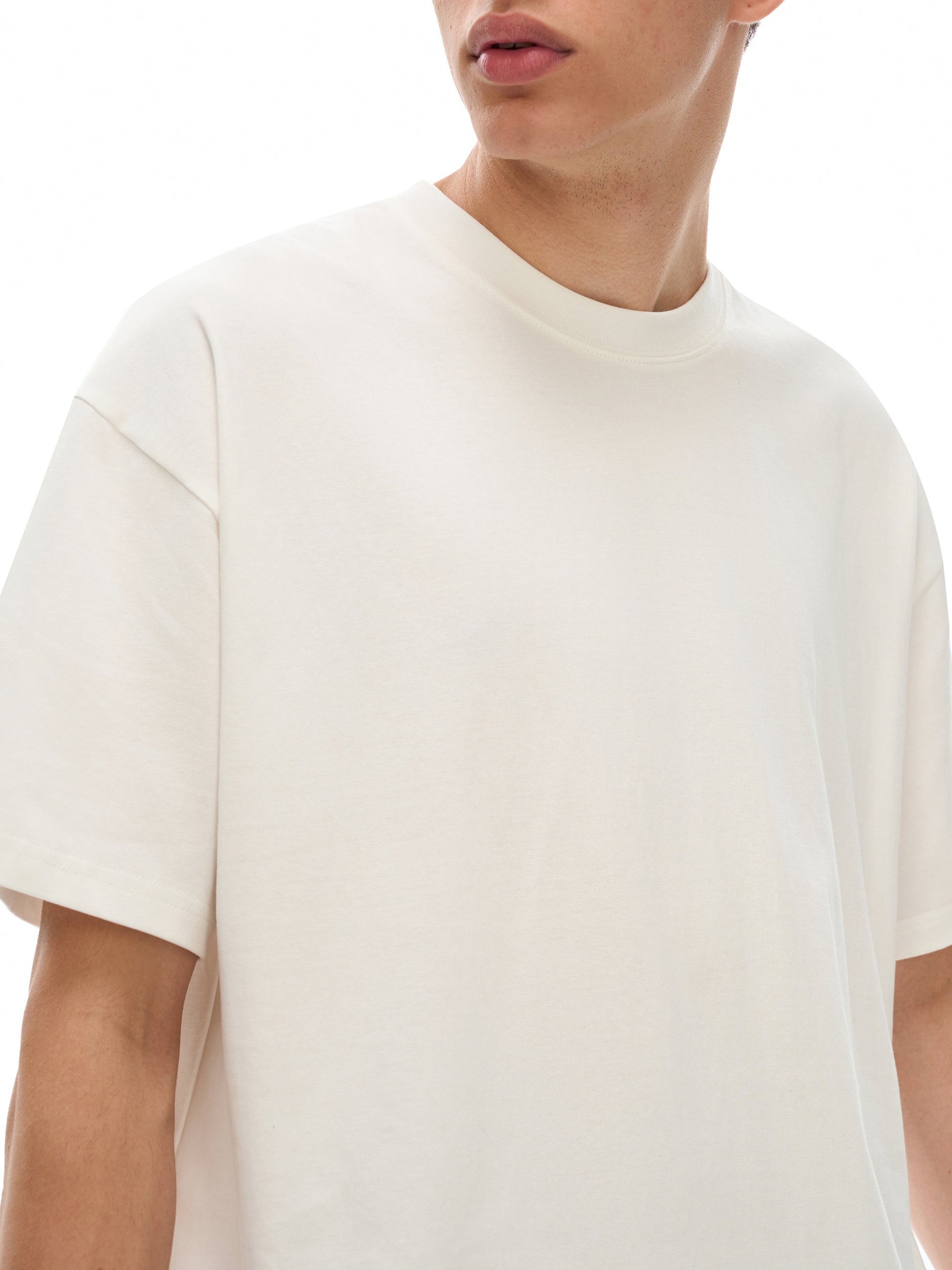 Model styling VÉRON Street Legal T-shirt in urban streetwear outfit 3