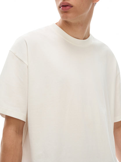Model styling VÉRON Street Legal T-shirt in urban streetwear outfit 3