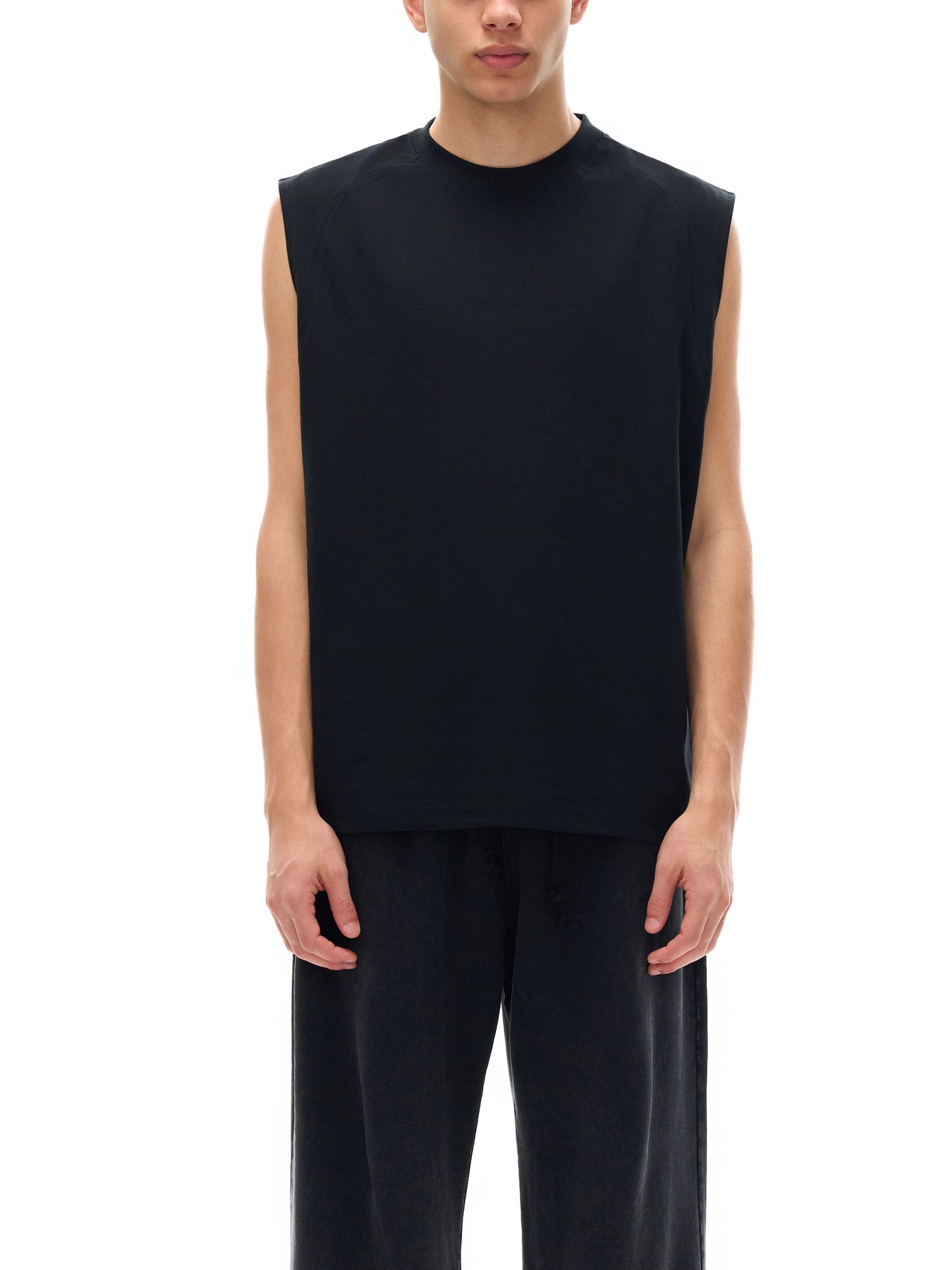 Model styling VÉRON unisex Cristal tank top in urban setting 2