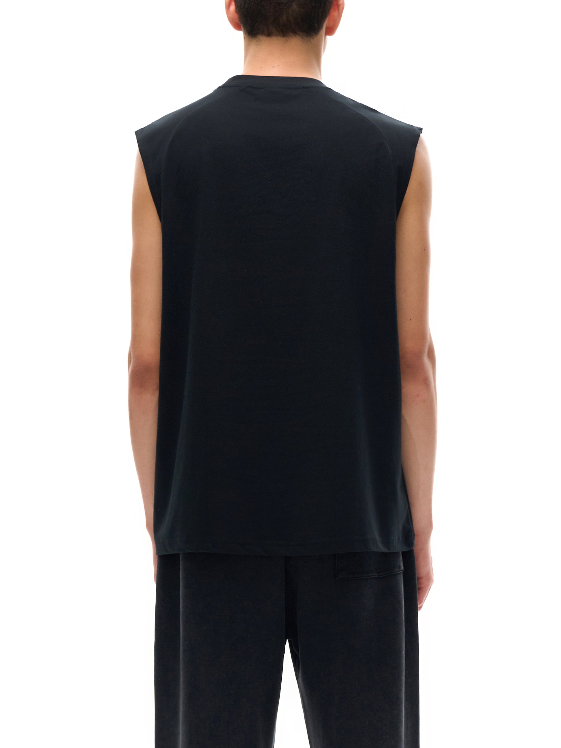Model styling VÉRON Étoffe Précieuse premium tank top streetwear look