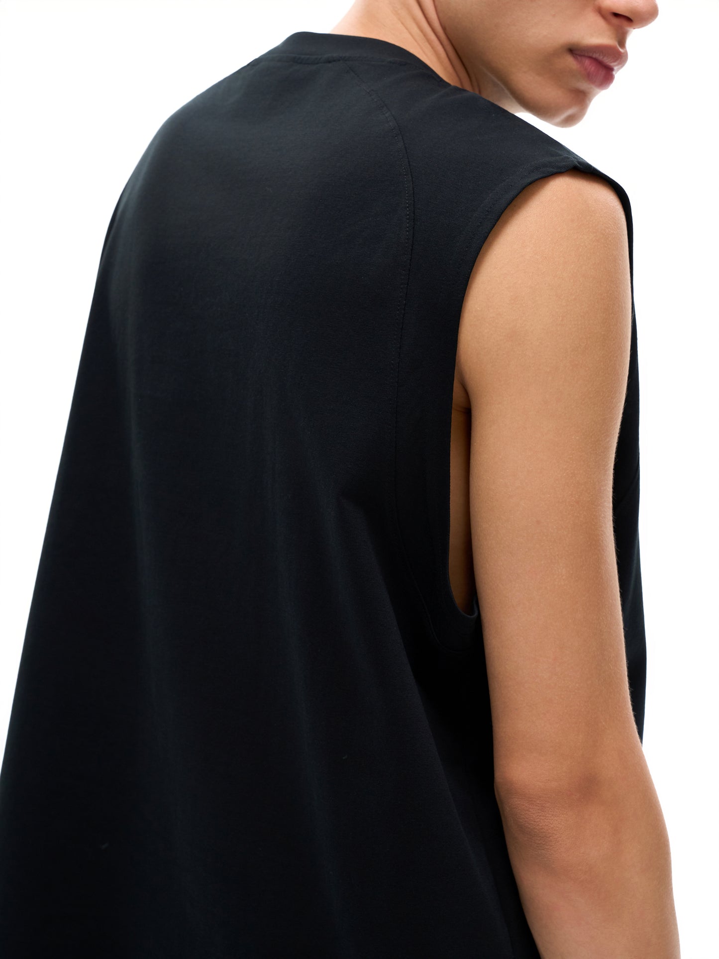 Model styling VÉRON Rue de la Riviera streetwear tank top