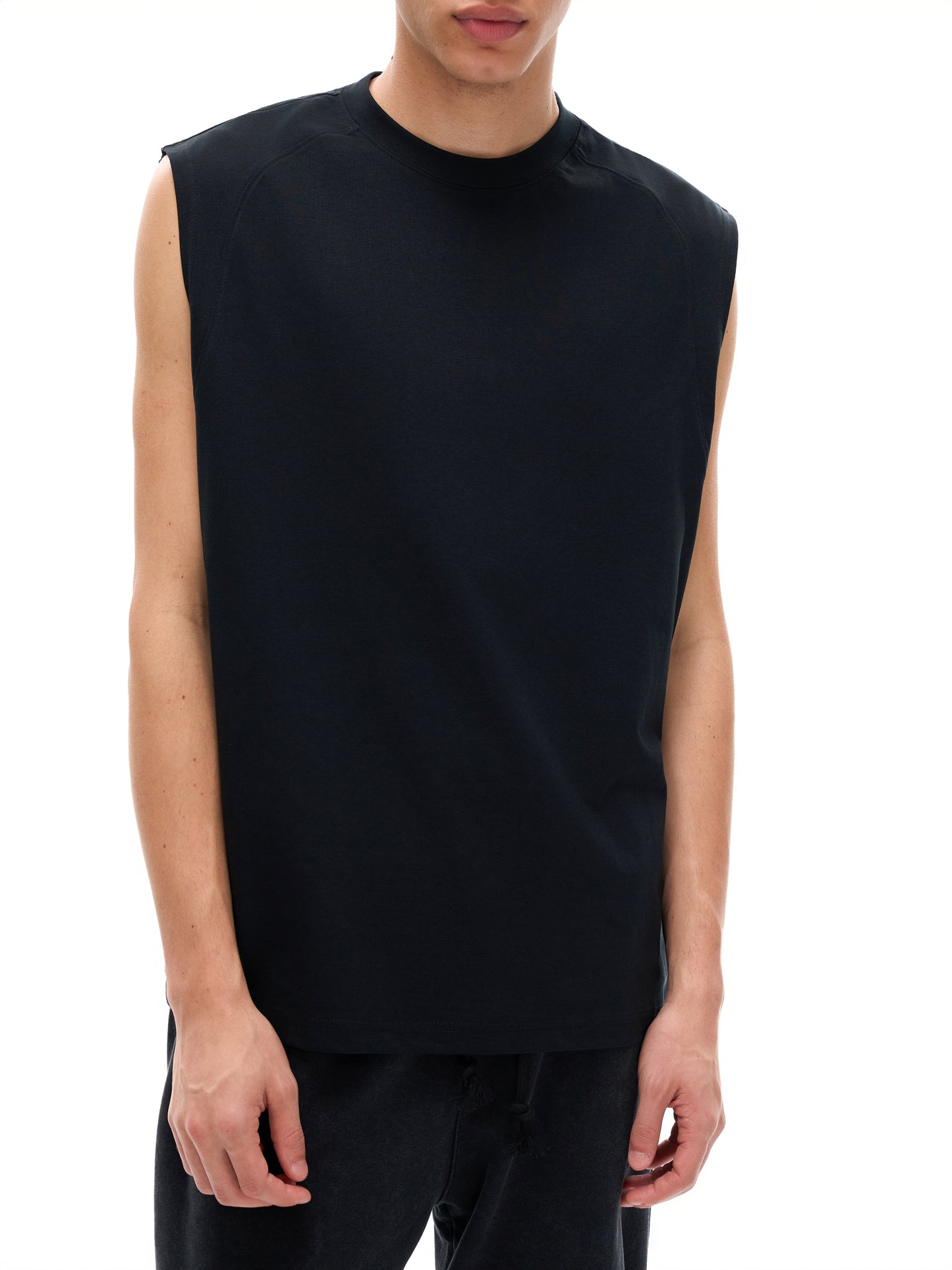 Model styling VÉRON unisex Cristal tank top in urban setting 5