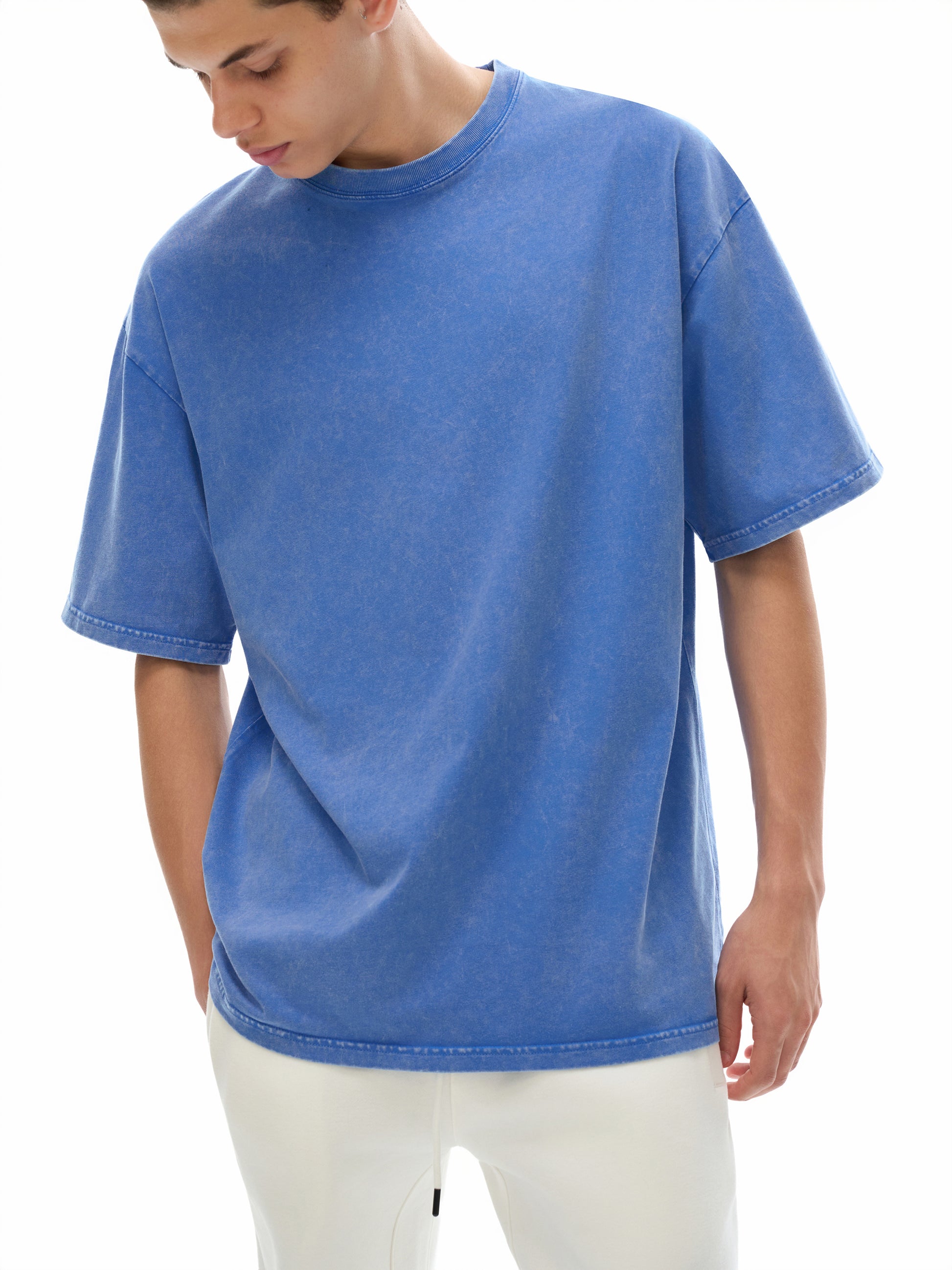 Model wearing VÉRON Rue du Savoir oversized streetwear 1