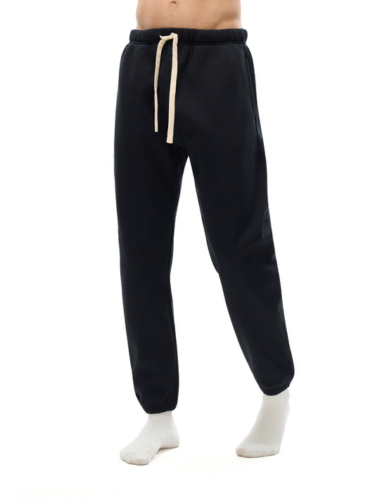 Model styling VÉRON designer sweatpants with modern streetwear fit 1