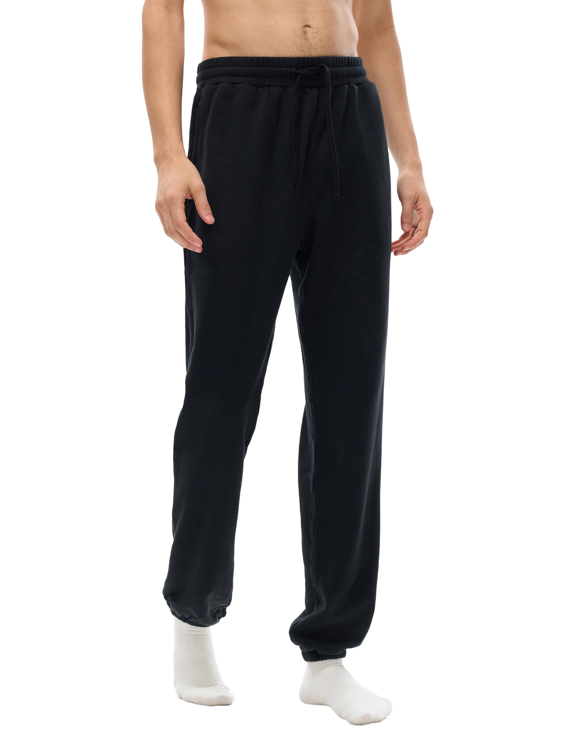 Model styling VÉRON La Tour Eiffel streetwear sweatpants 1