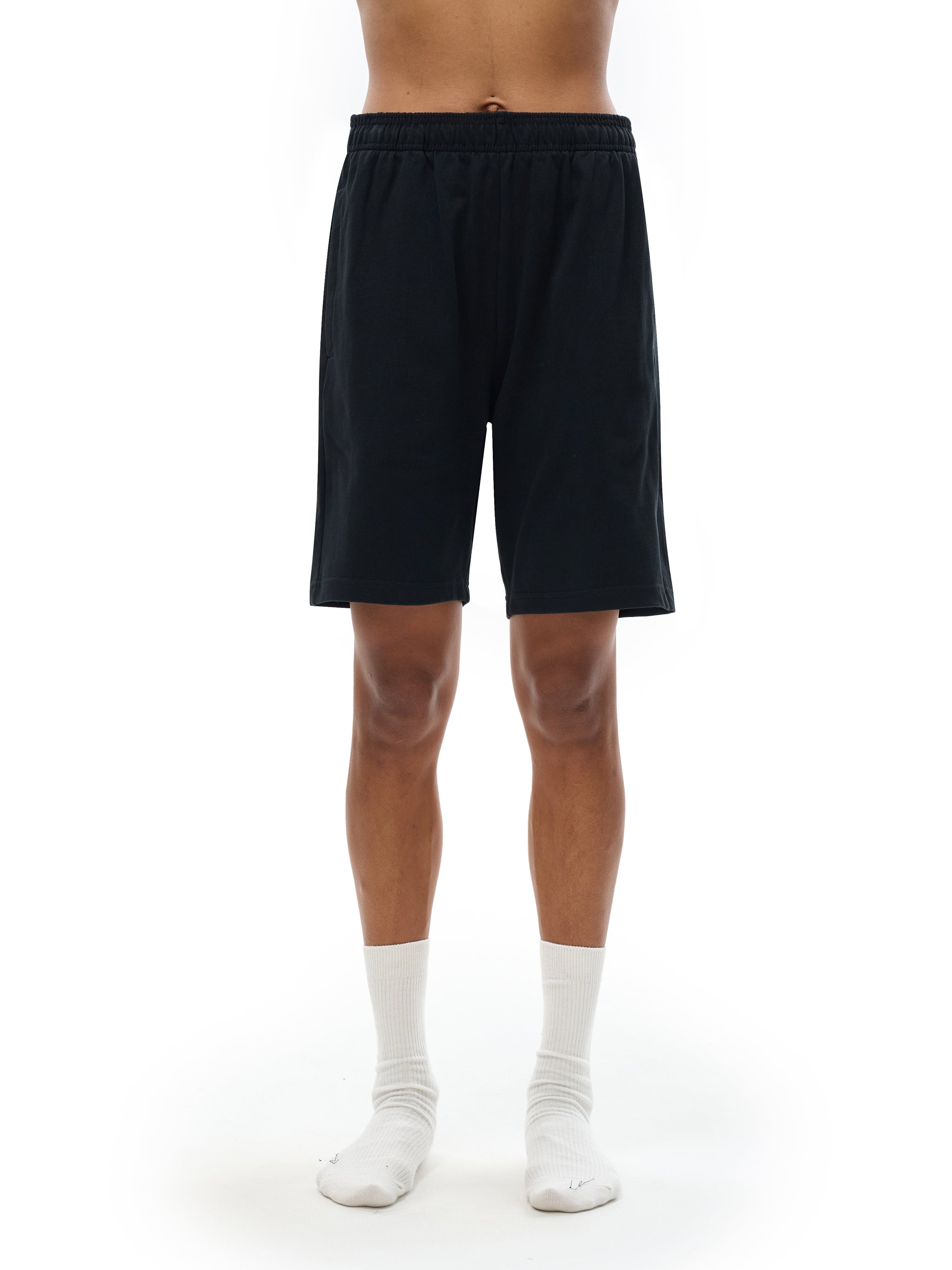 model wearing VÉRON Palatine unisex cotton shorts 5