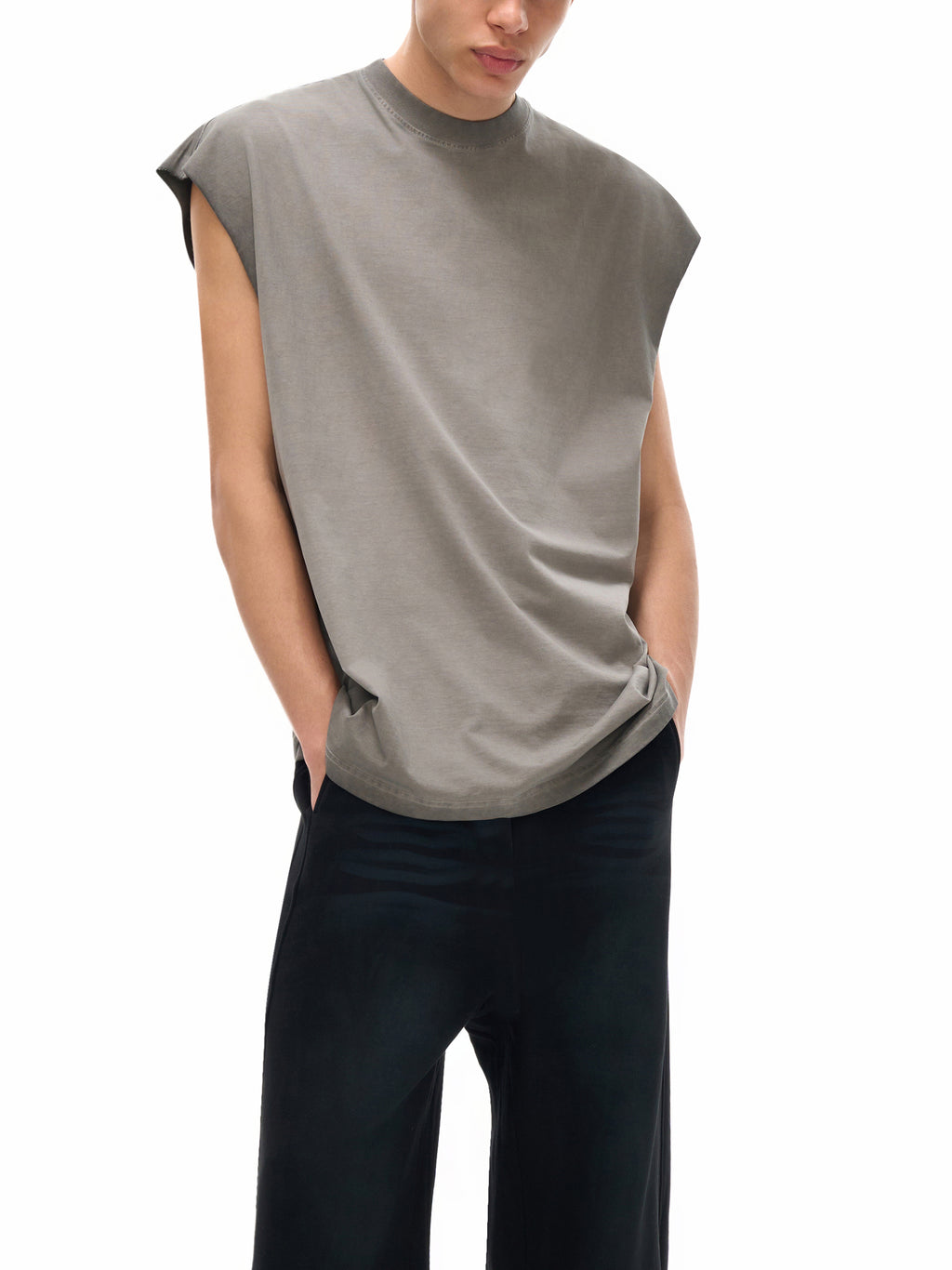 Model wearing VÉRON black flower tank top 1