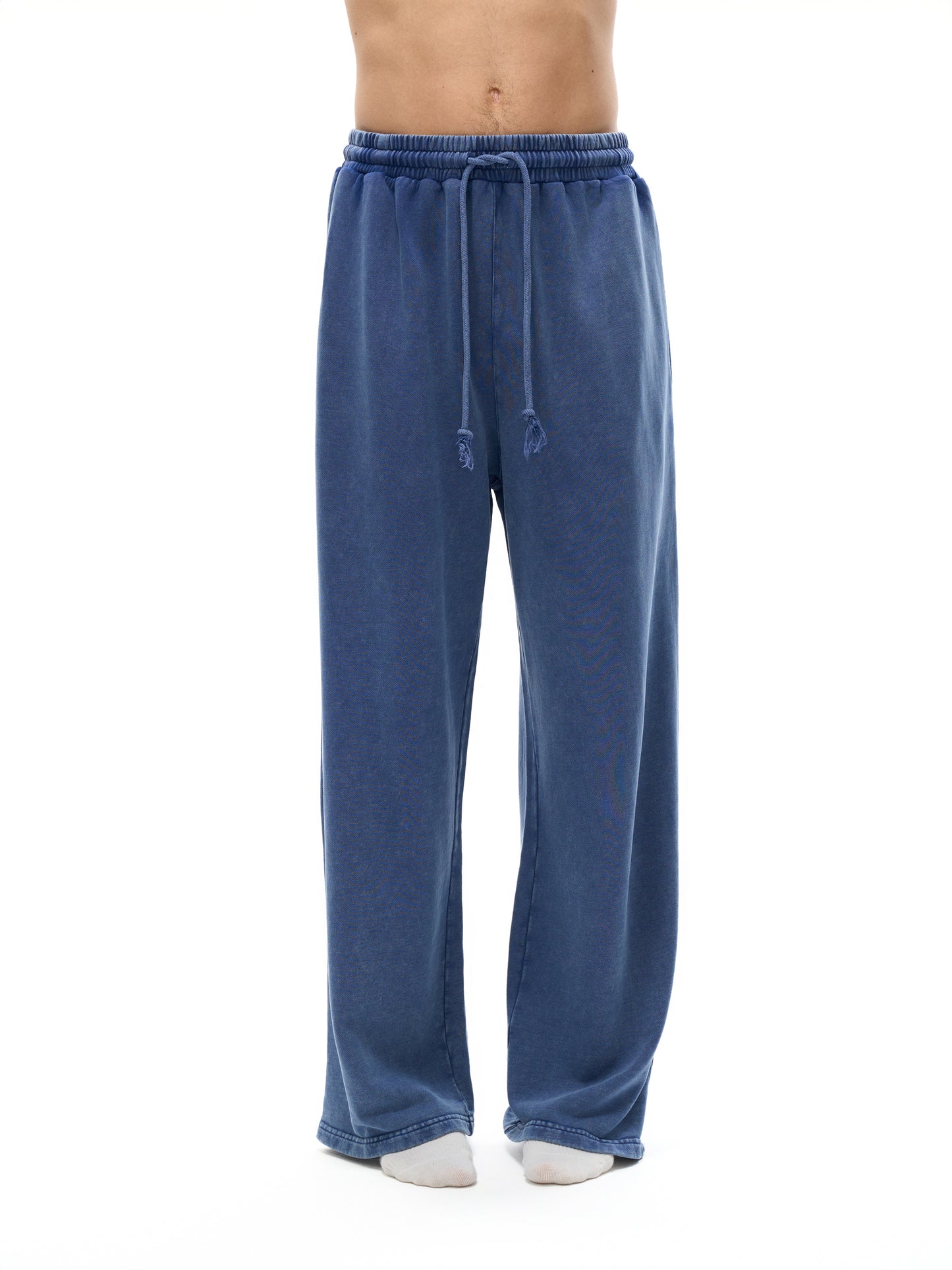 Model styling VÉRON Le Mirage washed pants 4