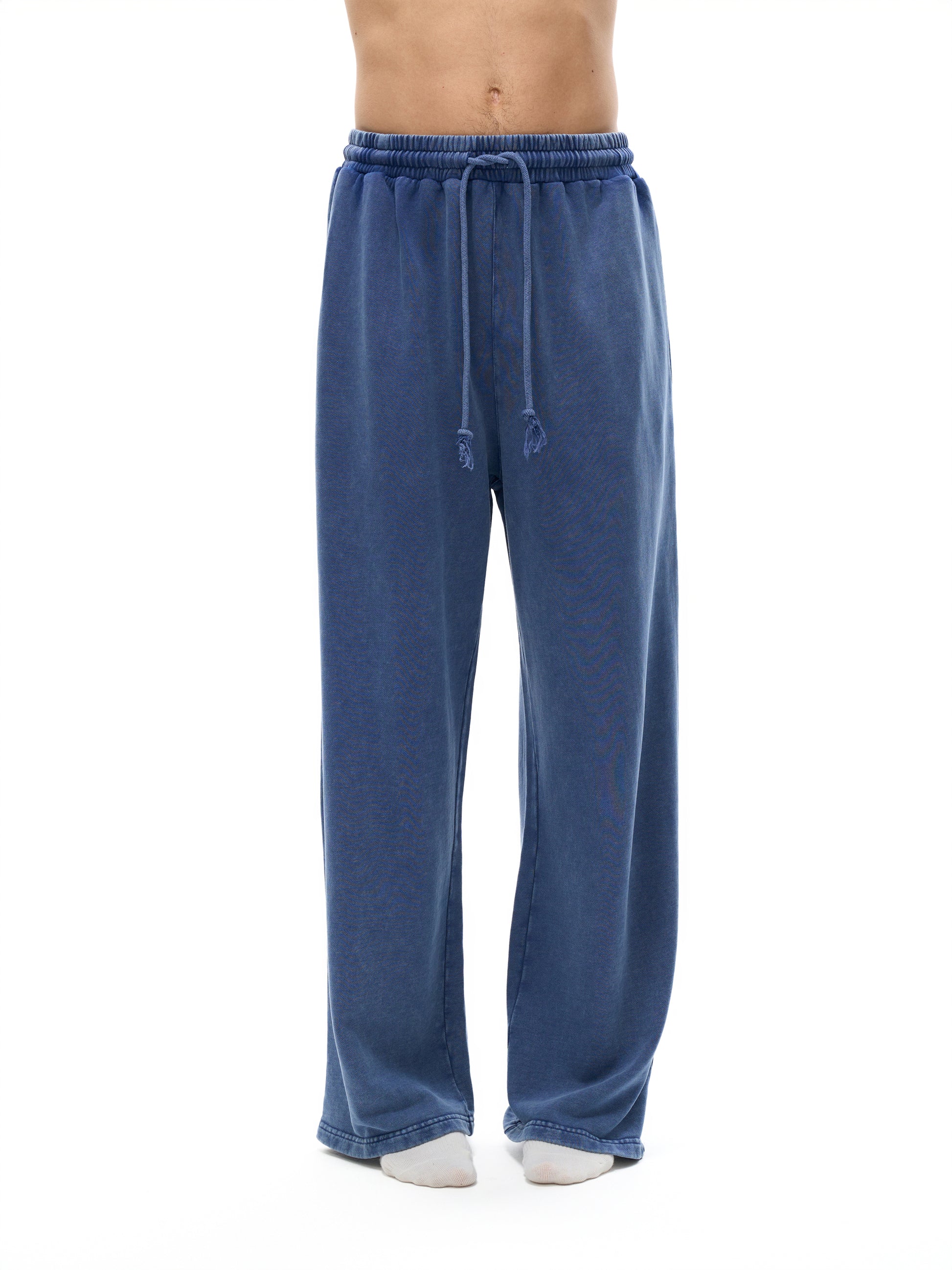 Model styling VÉRON Le Mirage washed pants 4