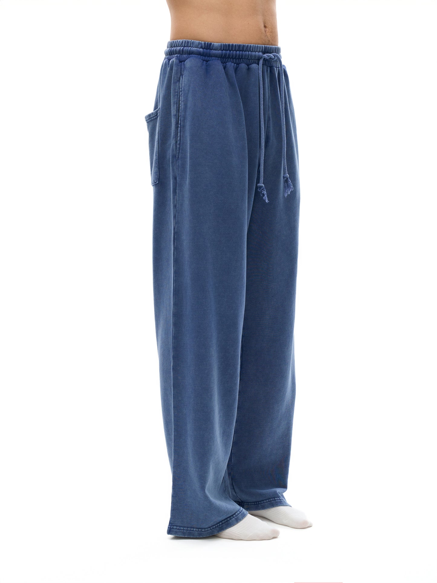 Model styling VÉRON Le Mirage washed pants 3