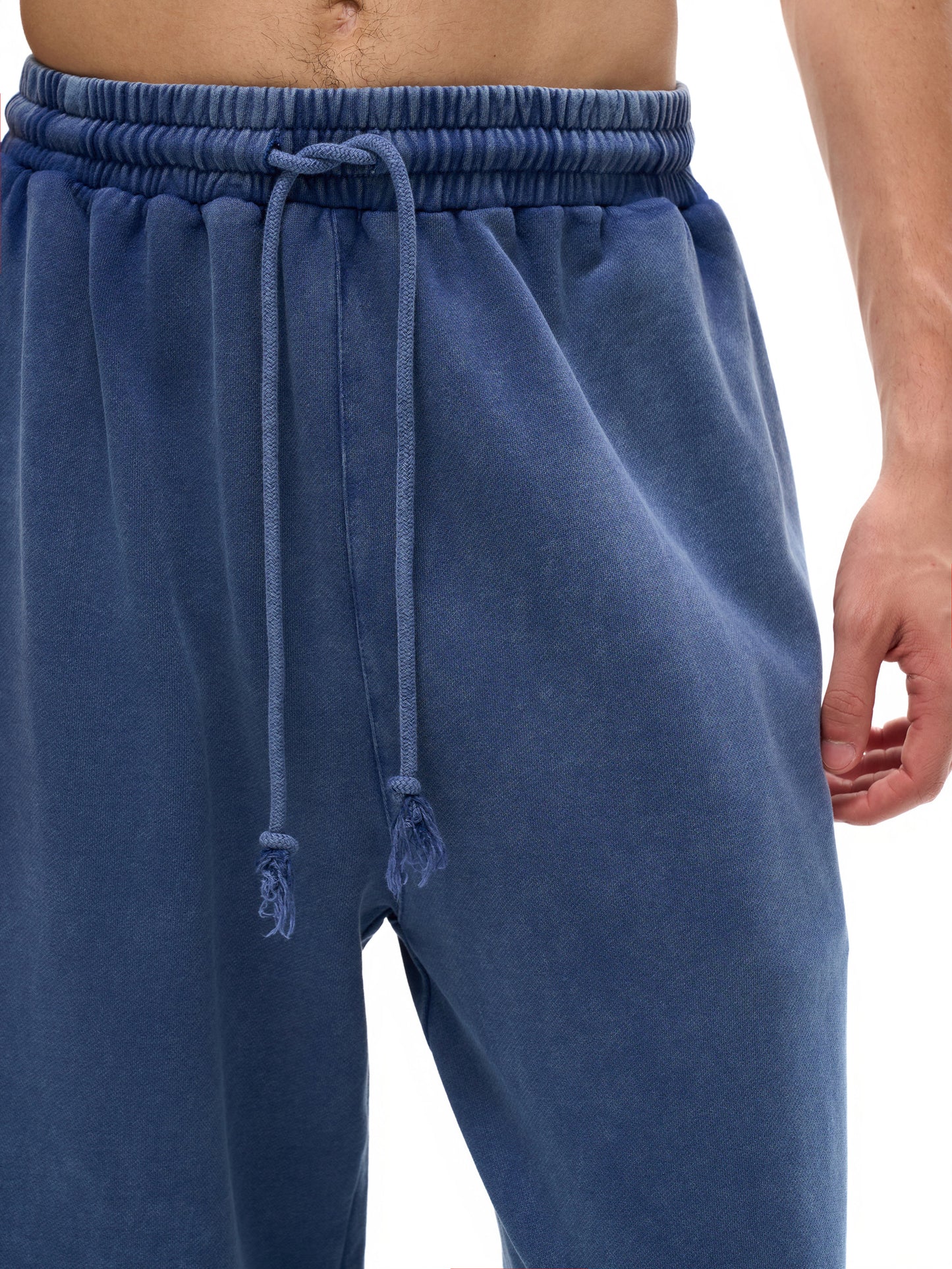 Model styling VÉRON Le Mirage washed pants 2
