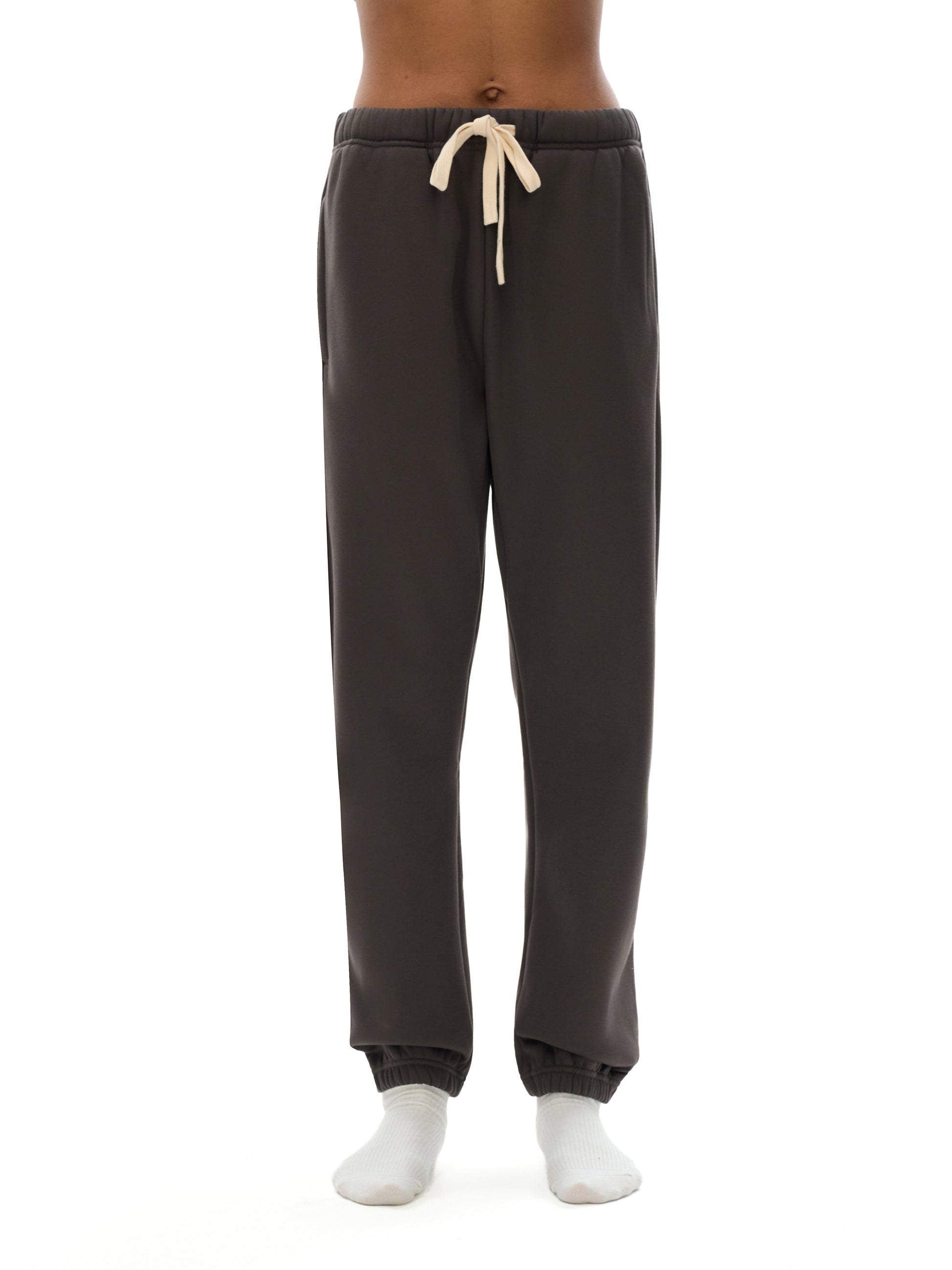 Model styling VÉRON designer sweatpants with modern streetwear fit 4