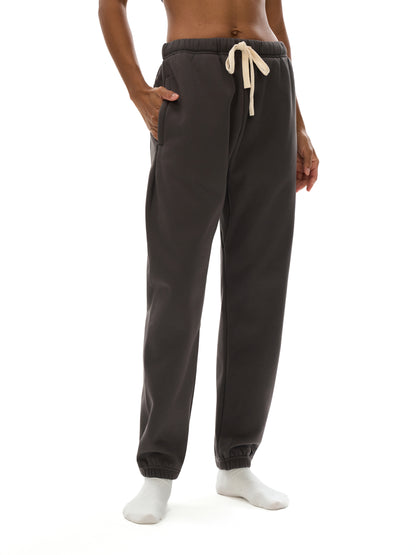 Model styling VÉRON designer sweatpants with modern streetwear fit 4