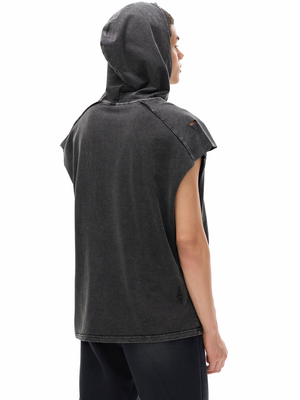 Model styling VÉRON Boulevard des Grâces hoodie tank top 4
