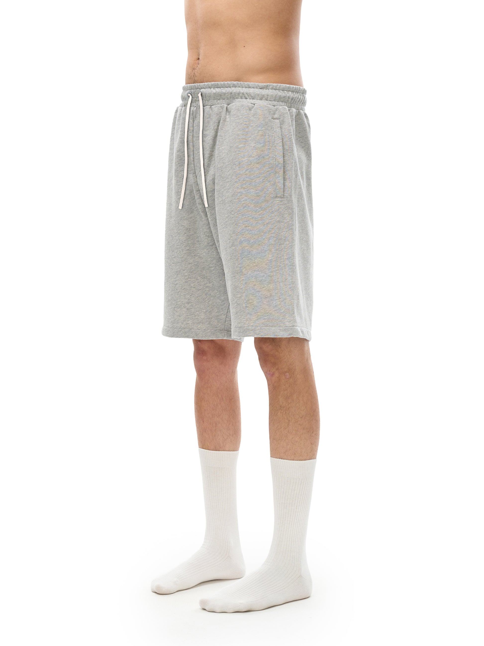 Model wearing VÉRON Mousseline streetwear shorts 6
