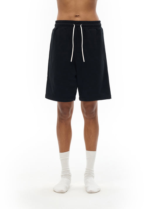 Model wearing VÉRON Mousseline streetwear shorts 1
