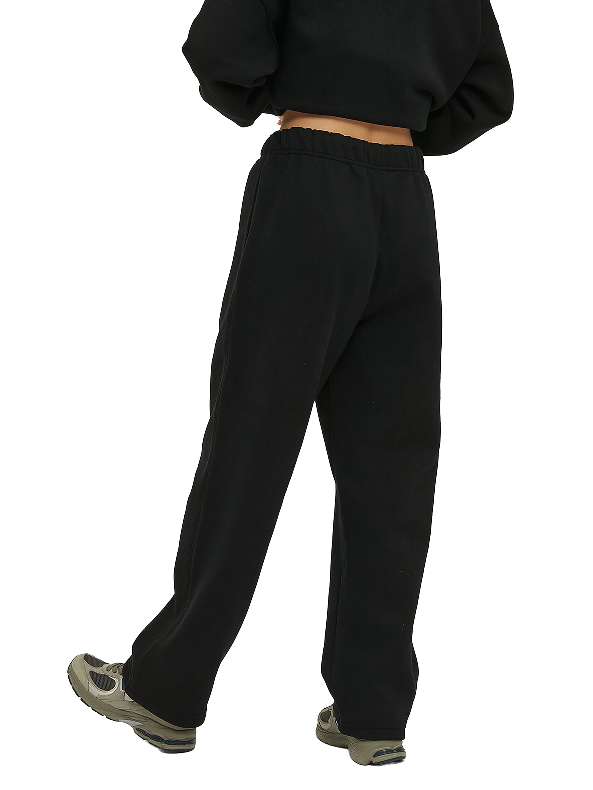 Female model styling VÉRON Le PADRE streetwear sweatpants casual look 2